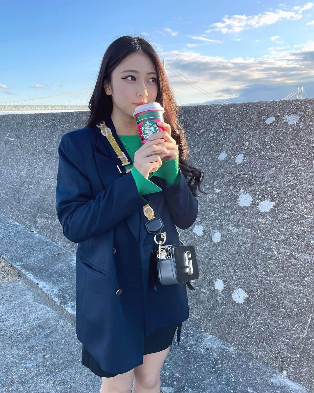 山口永愛のインスタグラム：「今日はままとデートした🫶🏻  海沿いでスタバ飲んでめっちゃきもちよかったあ🤤  スタバもホットの季節きた♡❄️  クリスマス仕様のカップちょーかわいかったんだけど！！！  #今日好き #今日好きになりました #チュンムン編 #山口永愛 #とあ」