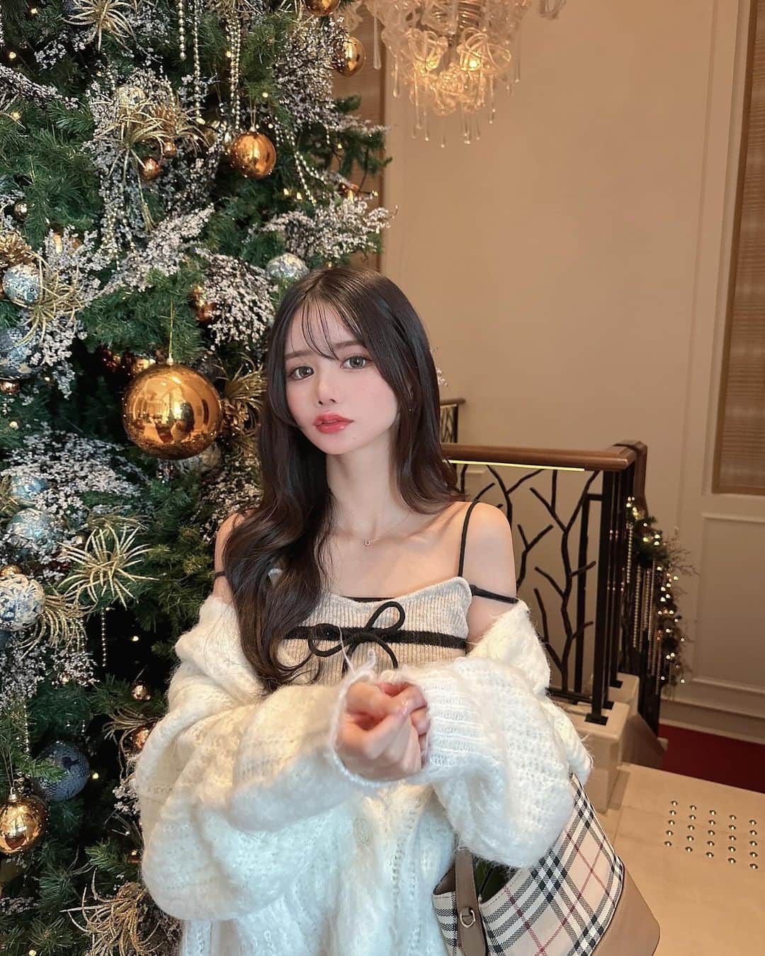 MISAさんのインスタグラム写真 - (MISAInstagram)「ㅤㅤㅤㅤㅤㅤㅤㅤㅤㅤㅤㅤㅤ ふわふわまっしろなカーディガン🤍 毛足が長くてとってもかわいい〜〜🫧 大きいポッケもついてて機能性もばっちり◎ ㅤㅤㅤㅤㅤㅤㅤㅤㅤㅤㅤㅤㅤ ㅤㅤㅤㅤㅤㅤㅤㅤㅤㅤㅤㅤㅤZOZOTOWNでクーポン配布中のアイテム🎄 わたしは無難なホワイトにしたけど カラー展開もいっぱいあったから見てみて🫶🏻  @wego_zozo  #ootd #dailylook #プチプラ #プチプラコーデ  #WEGO #ウィゴー #ZOZOTOWN　 #ZOZOTOWN購入品 #カーディガン」11月25日 18時37分 - chatae._