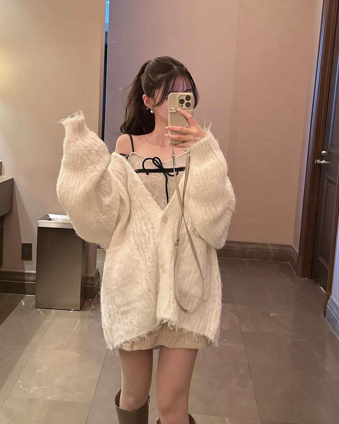 MISAさんのインスタグラム写真 - (MISAInstagram)「ㅤㅤㅤㅤㅤㅤㅤㅤㅤㅤㅤㅤㅤ ふわふわまっしろなカーディガン🤍 毛足が長くてとってもかわいい〜〜🫧 大きいポッケもついてて機能性もばっちり◎ ㅤㅤㅤㅤㅤㅤㅤㅤㅤㅤㅤㅤㅤ ㅤㅤㅤㅤㅤㅤㅤㅤㅤㅤㅤㅤㅤZOZOTOWNでクーポン配布中のアイテム🎄 わたしは無難なホワイトにしたけど カラー展開もいっぱいあったから見てみて🫶🏻  @wego_zozo  #ootd #dailylook #プチプラ #プチプラコーデ  #WEGO #ウィゴー #ZOZOTOWN　 #ZOZOTOWN購入品 #カーディガン」11月25日 18時37分 - chatae._