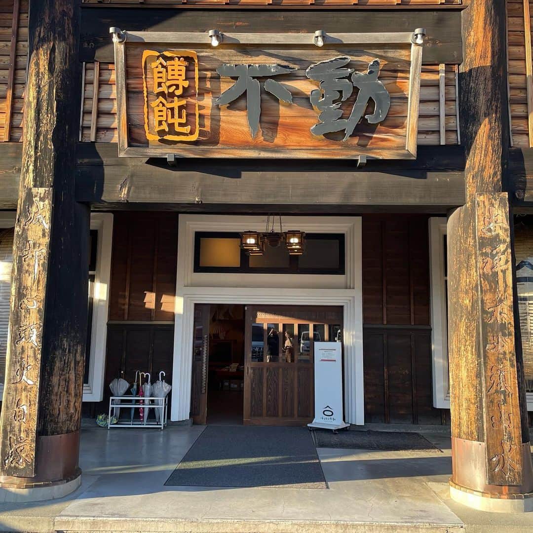 渡部おにぎりさんのインスタグラム写真 - (渡部おにぎりInstagram)「【ほうとう不動】河口湖南店  ・不動ほうとう ・馬刺し ・もつ煮 ・いなり寿し  山梨に遊びに行きました！ 山梨と言ったらやっぱりほうとうという事で食べに行きました！ 具沢山の野菜に味染みるスープ、麺はもっちりで美味しかった！ 寒い時期のほうとうは良いですな〜  #飯テロ#グルメ#日本美食#全国美味いもの巡り#外食#instafood#yuumy#金の国#渡部おにぎり #山梨県#山梨グルメ#ほうとう#馬刺し#もつ煮#いなり寿司」11月25日 18時39分 - watabe_onigiri