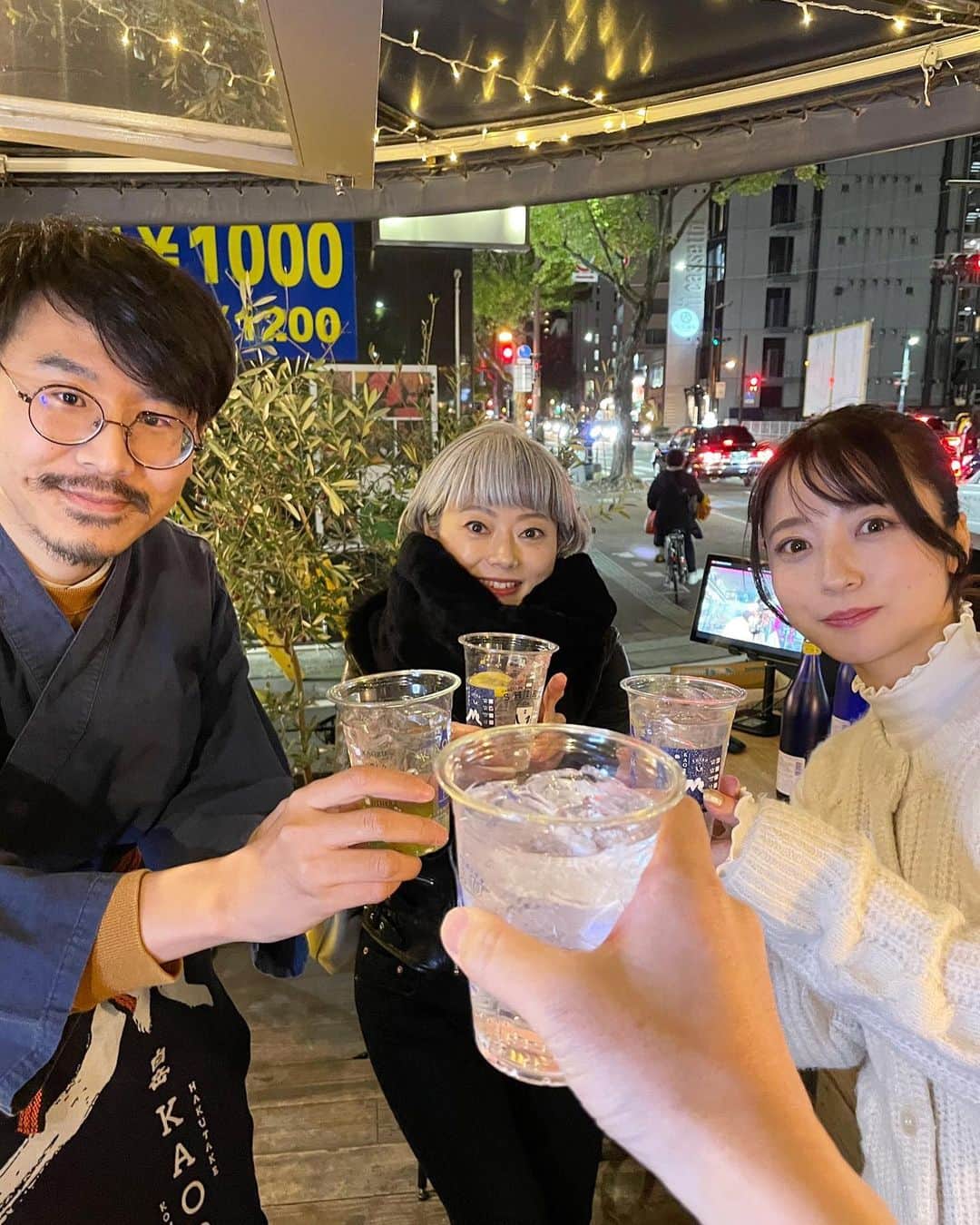 YUMIさんのインスタグラム写真 - (YUMIInstagram)「. 白岳KAORUハイボールで乾杯！🥴 Mセレ木曜日担当の さきこ姉さん、大将、リスナーさんと🥂  金平糖入り、、可愛くない？🥹 頼んだお酒に自由に入れてOKだった〜💓  ラジオのリスナーさん達とも乾杯したよ✨☺️ 一緒にお酒飲めることってなかなかないから、 楽しかったし嬉しかった〜😌  【HAKUTAKE KAORU Lab.】は、 フルーティーで飲みやすい「白岳KAORU」と、 あの有名な和菓子屋「をかし ひつじや」の 異色コラボレーションが楽しめるポップアップバー。  25日（金）から26日(日)までの3日間、 福岡市中央区今泉の「バール ヴィータ（Bar Vita）」に 期間限定オープン👏 ▶︎ @barvita_tenjin   お洒落な空間で美味しいお酒や和菓子などが楽しめます♪  みんなも行ってみてね🫶💓  樋田さんにも久しぶりに会えて嬉しかったです☺️  #白岳KAORU #白岳 #KAORU #KOMESHOCHU#pr   #星空ボトル #米焼酎 #バールヴィータ #ひつじや#barvita」11月25日 18時42分 - arpkyumi