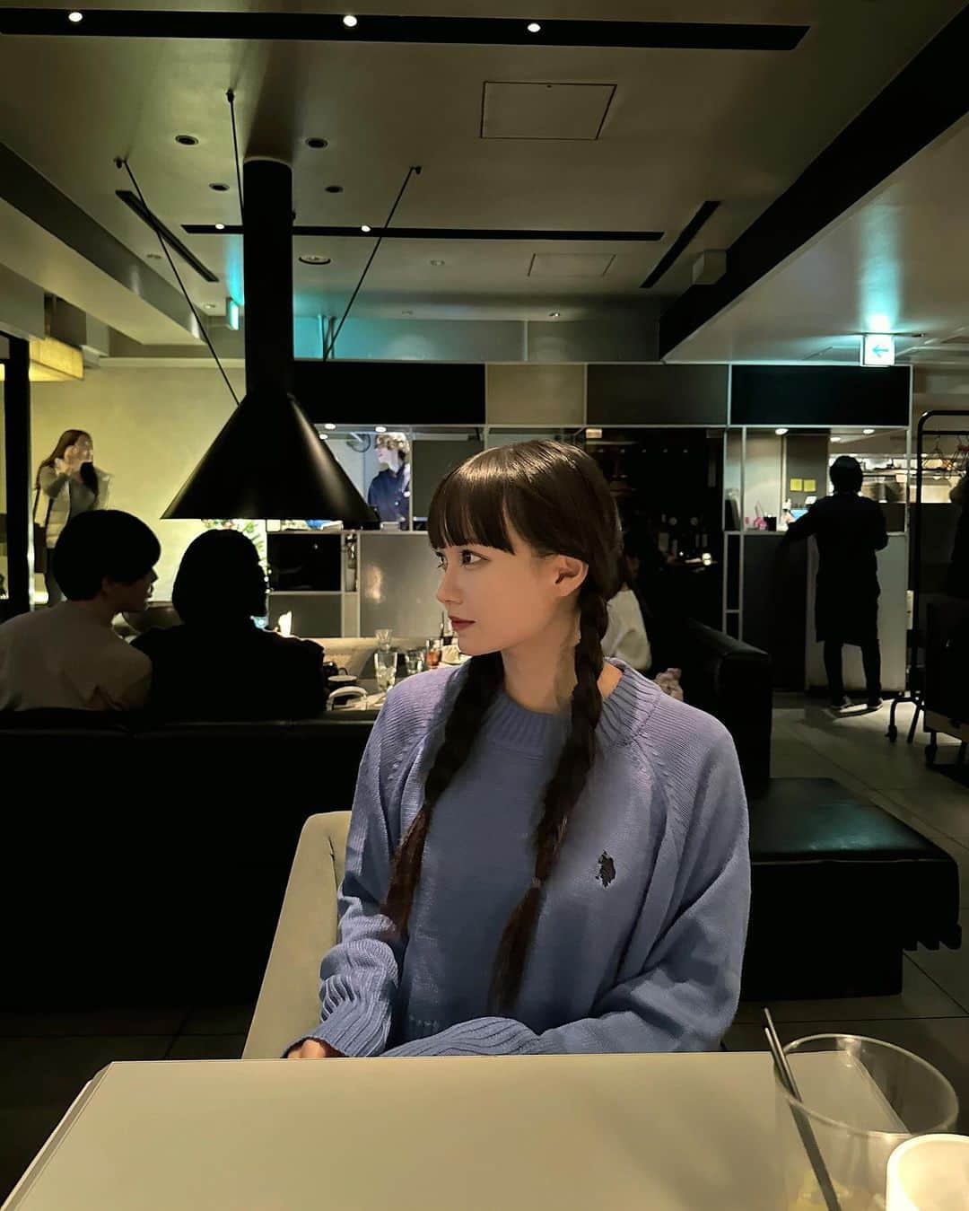 しみずくるみさんのインスタグラム写真 - (しみずくるみInstagram)「@geera__official  🏷️ U.S. POLO ASSN. ショート丈ニット ・ 青のニットおしゃれで可愛い💙ショート丈だから脚長効果もあるしシルエットが超良くて本当にオススメ💭リブデザインもアクセントになってて◎✨ ・ 今なら￥1,000OFFクーポンで安くGET出来ます🔥 ZOZOTOWNで商品番号を検索すると出てきます→【207612】🔍⸒⸒ ブラックフライデー開催中！11/23(水)正午~11/26(日)26時まで ・ #ZOZOTOWN #ZOZOTOWNおすすめブランド #今日のコーデ #ジーラ #ジーラコーデ #ニット #ショート丈 #uspoloassn #冬コーデ」11月25日 18時45分 - __s.k0328