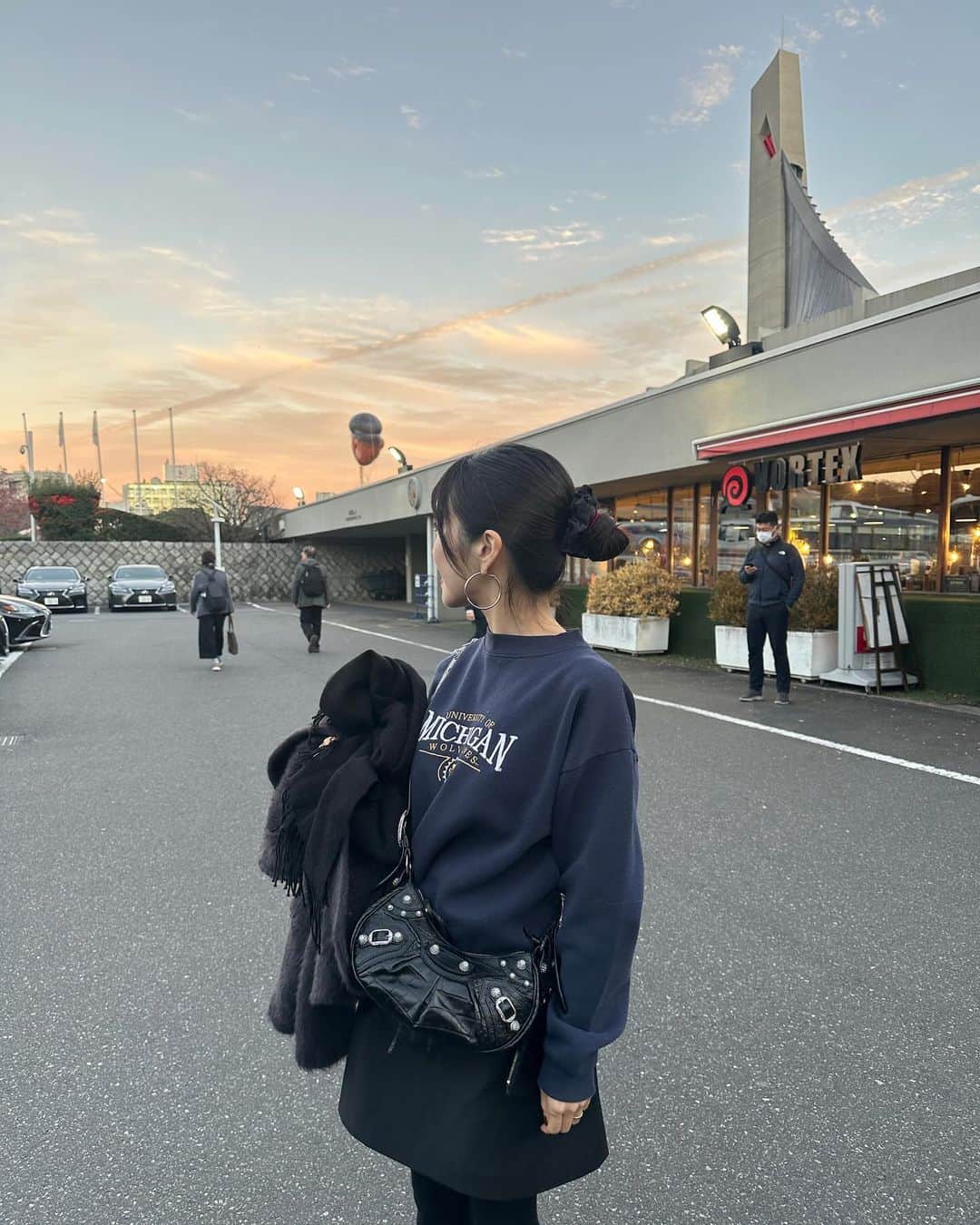 mizukiさんのインスタグラム写真 - (mizukiInstagram)「最近のもらって嬉しかったものやお気に入りのネイル。綺麗な夕空❄️🕯️🌼」11月25日 18時46分 - mizukidrop