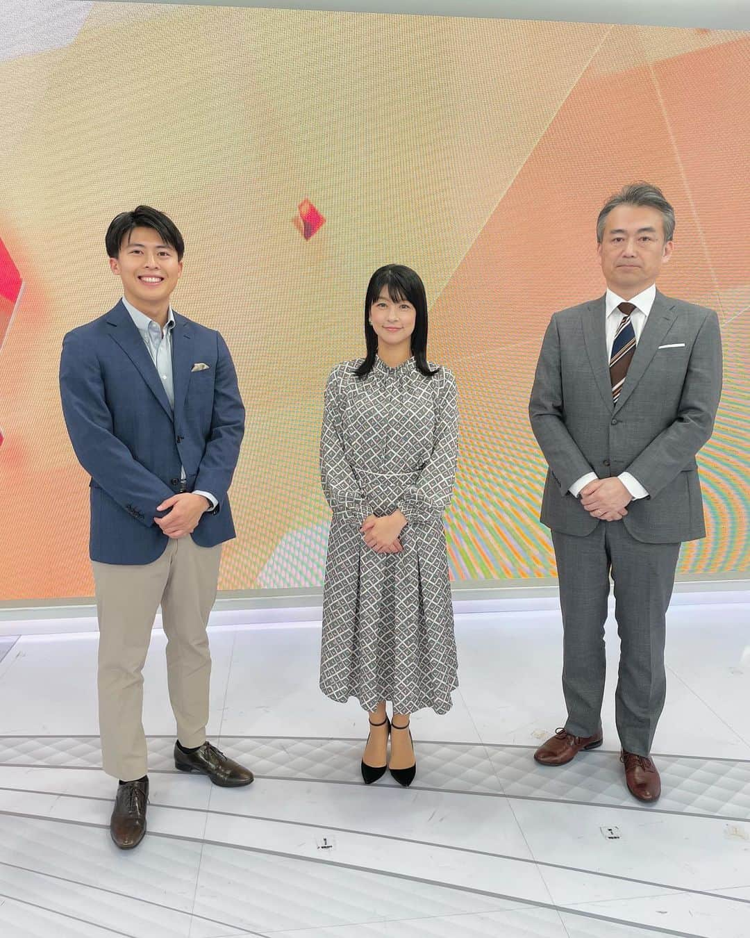 フジテレビ「プライムニュース イブニング」さんのインスタグラム写真 - (フジテレビ「プライムニュース イブニング」Instagram)「今日はとても寒かったですが… 明日はもっと寒くなる予報。  真冬並みの寒さが続きます。 暖かくしてお過ごしください。  ん？奥寺アナだけ遠目に！！避けられた！！  #生野陽子 @yoko_shono #奥寺健 @fujitv_announcer #杉原千尋 @chihiro.sugihara #勝野健 @ken.katsuno #フジテレビ #アナウンサー #ニュース」11月25日 18時47分 - livenews_it