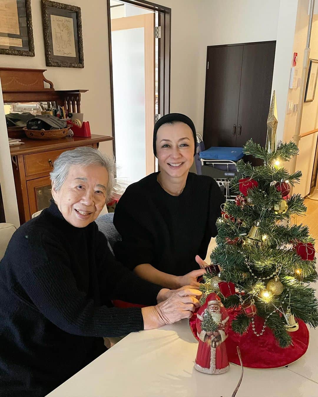 桐島かれんのインスタグラム：「母と一緒にクリスマスツリーの飾り付けをしました。 #桐島洋子」