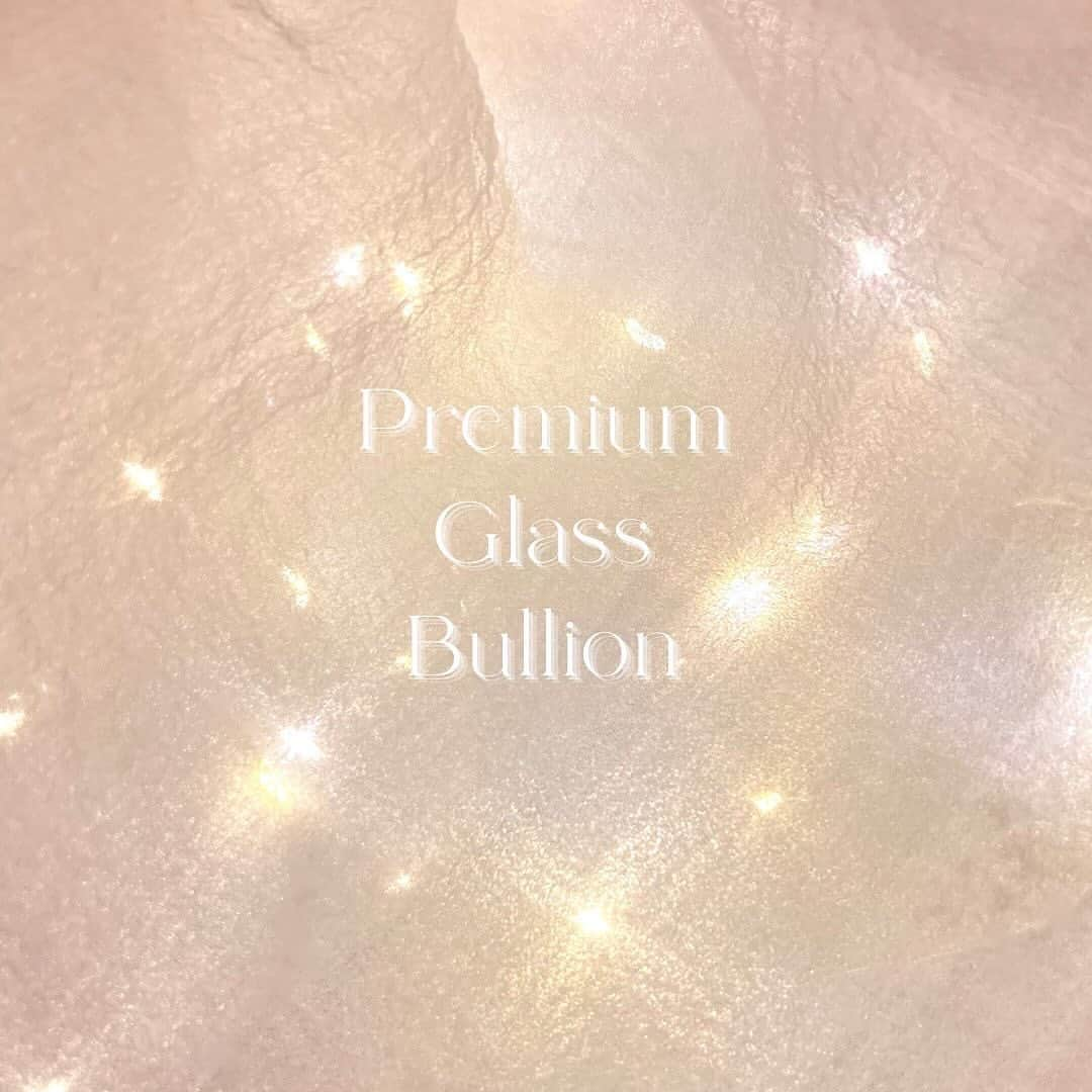 Riyo.Nailartistのインスタグラム：「Premium Grass Bullion -Nuance-🍇🫧  実物の色味に近く撮れたので 2,3枚目をご参考にして下さい🫧  #プレミアムガラスブリオン を使用すると 少しのコーティングでも色剥げしにくく お客様への満足度に繋がります。 それはリピートのお客様を作ることに繋がり、 他店との差別化もできる事だと考えております。  良いアイテムを使い、ネイリストも お客様もハッピーに👼🏻💓  購入は　@athena.official.2023 の プロフィールTOPからOnlineShopにて💫 ホリデー限定販売です！！  リクエストあれば単色でのカラーも販売しようかな🥰 単色販売や何色が欲しいなどあればコメント下さい💓  #athenaアテーナ #ガラスブリオン #クリスマスツリーアート　#ツリーネイル #リースネイル　#ニュアンスアート」