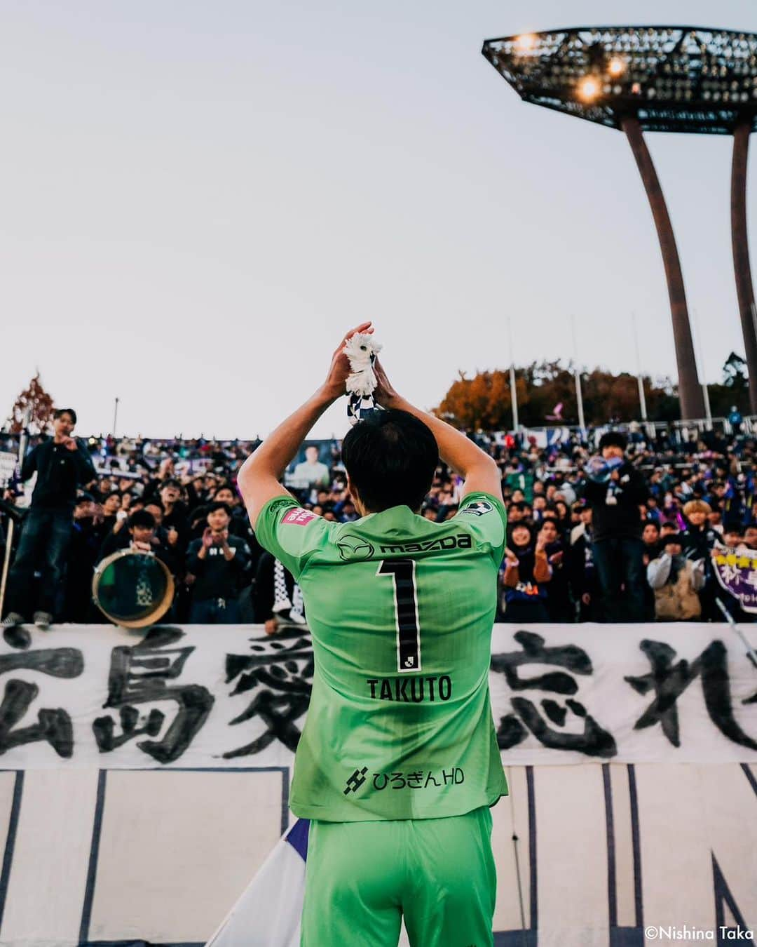 Goal Japanさんのインスタグラム写真 - (Goal JapanInstagram)「🧤 引退する林卓人の花道飾るラストマッチ 🏟️ #サンフレッチェ広島 が31年を過ごしたホームスタジアム「エディオンスタジアム広島」のラストマッチとなったガンバ大阪戦。広島のスタメンにはキャプテンとして #青山敏弘 が名を連ね、青山がボールを持つたびにスタンドからは歓声が。試合は #満田誠 と #中野就斗、#加藤陸次樹 のゴールで広島が3-0で完勝し、3位へ浮上した。  また、今季限りでの現役引退を発表した #林卓人 は途中出場でピッチに立ち、試合後のセレモニーでは #大迫敬介 に背番号1のユニフォームを継承、チームメートやスタッフ、ファン・サポーターたちへ感謝を伝えた。  林の先輩でありライバルでもあった下田崇氏からのメッセージ動画が流れると林は号泣。セレモニー・ラウンドが終わった後も、スタジアムでは何度も林卓人コールが響き渡った。(Photo: Taka Nishina)  #soccer #football #meijiyasudaseimeijleague #jleague #sanfreccehiroshima #sanfrecce  #サッカー #フットボール #明治安田生命Jリーグ #Jリーグ #サンフレッチェ #⚽」11月25日 18時50分 - goaljapan