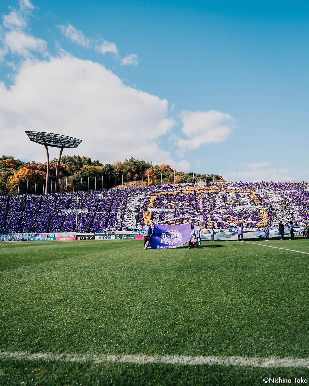 Goal Japanさんのインスタグラム写真 - (Goal JapanInstagram)「🧤 引退する林卓人の花道飾るラストマッチ 🏟️ #サンフレッチェ広島 が31年を過ごしたホームスタジアム「エディオンスタジアム広島」のラストマッチとなったガンバ大阪戦。広島のスタメンにはキャプテンとして #青山敏弘 が名を連ね、青山がボールを持つたびにスタンドからは歓声が。試合は #満田誠 と #中野就斗、#加藤陸次樹 のゴールで広島が3-0で完勝し、3位へ浮上した。  また、今季限りでの現役引退を発表した #林卓人 は途中出場でピッチに立ち、試合後のセレモニーでは #大迫敬介 に背番号1のユニフォームを継承、チームメートやスタッフ、ファン・サポーターたちへ感謝を伝えた。  林の先輩でありライバルでもあった下田崇氏からのメッセージ動画が流れると林は号泣。セレモニー・ラウンドが終わった後も、スタジアムでは何度も林卓人コールが響き渡った。(Photo: Taka Nishina)  #soccer #football #meijiyasudaseimeijleague #jleague #sanfreccehiroshima #sanfrecce  #サッカー #フットボール #明治安田生命Jリーグ #Jリーグ #サンフレッチェ #⚽」11月25日 18時50分 - goaljapan