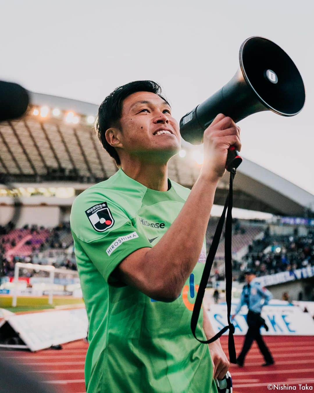 Goal Japanさんのインスタグラム写真 - (Goal JapanInstagram)「🧤 引退する林卓人の花道飾るラストマッチ 🏟️ #サンフレッチェ広島 が31年を過ごしたホームスタジアム「エディオンスタジアム広島」のラストマッチとなったガンバ大阪戦。広島のスタメンにはキャプテンとして #青山敏弘 が名を連ね、青山がボールを持つたびにスタンドからは歓声が。試合は #満田誠 と #中野就斗、#加藤陸次樹 のゴールで広島が3-0で完勝し、3位へ浮上した。  また、今季限りでの現役引退を発表した #林卓人 は途中出場でピッチに立ち、試合後のセレモニーでは #大迫敬介 に背番号1のユニフォームを継承、チームメートやスタッフ、ファン・サポーターたちへ感謝を伝えた。  林の先輩でありライバルでもあった下田崇氏からのメッセージ動画が流れると林は号泣。セレモニー・ラウンドが終わった後も、スタジアムでは何度も林卓人コールが響き渡った。(Photo: Taka Nishina)  #soccer #football #meijiyasudaseimeijleague #jleague #sanfreccehiroshima #sanfrecce  #サッカー #フットボール #明治安田生命Jリーグ #Jリーグ #サンフレッチェ #⚽」11月25日 18時50分 - goaljapan