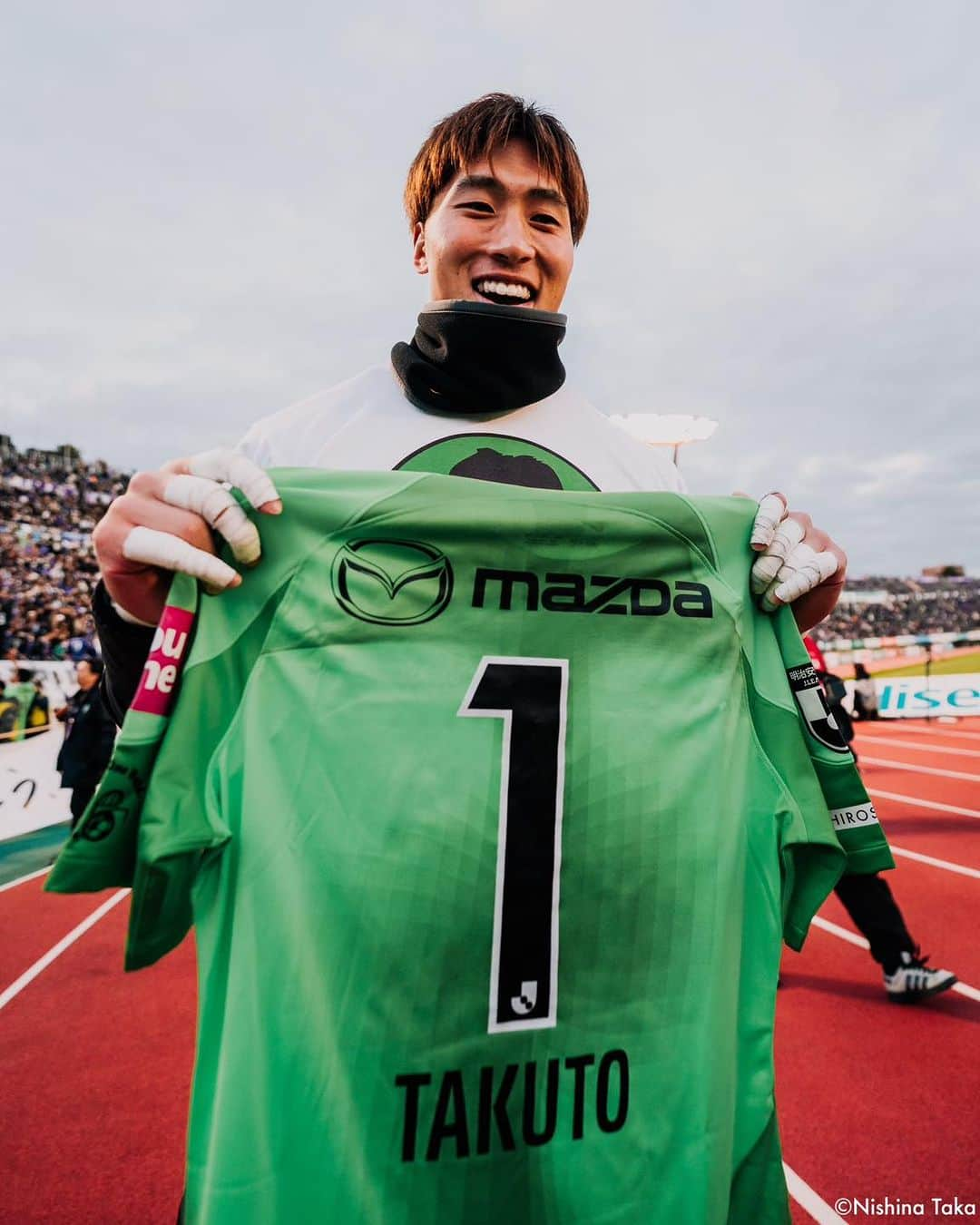 Goal Japanさんのインスタグラム写真 - (Goal JapanInstagram)「🧤 引退する林卓人の花道飾るラストマッチ 🏟️ #サンフレッチェ広島 が31年を過ごしたホームスタジアム「エディオンスタジアム広島」のラストマッチとなったガンバ大阪戦。広島のスタメンにはキャプテンとして #青山敏弘 が名を連ね、青山がボールを持つたびにスタンドからは歓声が。試合は #満田誠 と #中野就斗、#加藤陸次樹 のゴールで広島が3-0で完勝し、3位へ浮上した。  また、今季限りでの現役引退を発表した #林卓人 は途中出場でピッチに立ち、試合後のセレモニーでは #大迫敬介 に背番号1のユニフォームを継承、チームメートやスタッフ、ファン・サポーターたちへ感謝を伝えた。  林の先輩でありライバルでもあった下田崇氏からのメッセージ動画が流れると林は号泣。セレモニー・ラウンドが終わった後も、スタジアムでは何度も林卓人コールが響き渡った。(Photo: Taka Nishina)  #soccer #football #meijiyasudaseimeijleague #jleague #sanfreccehiroshima #sanfrecce  #サッカー #フットボール #明治安田生命Jリーグ #Jリーグ #サンフレッチェ #⚽」11月25日 18時50分 - goaljapan