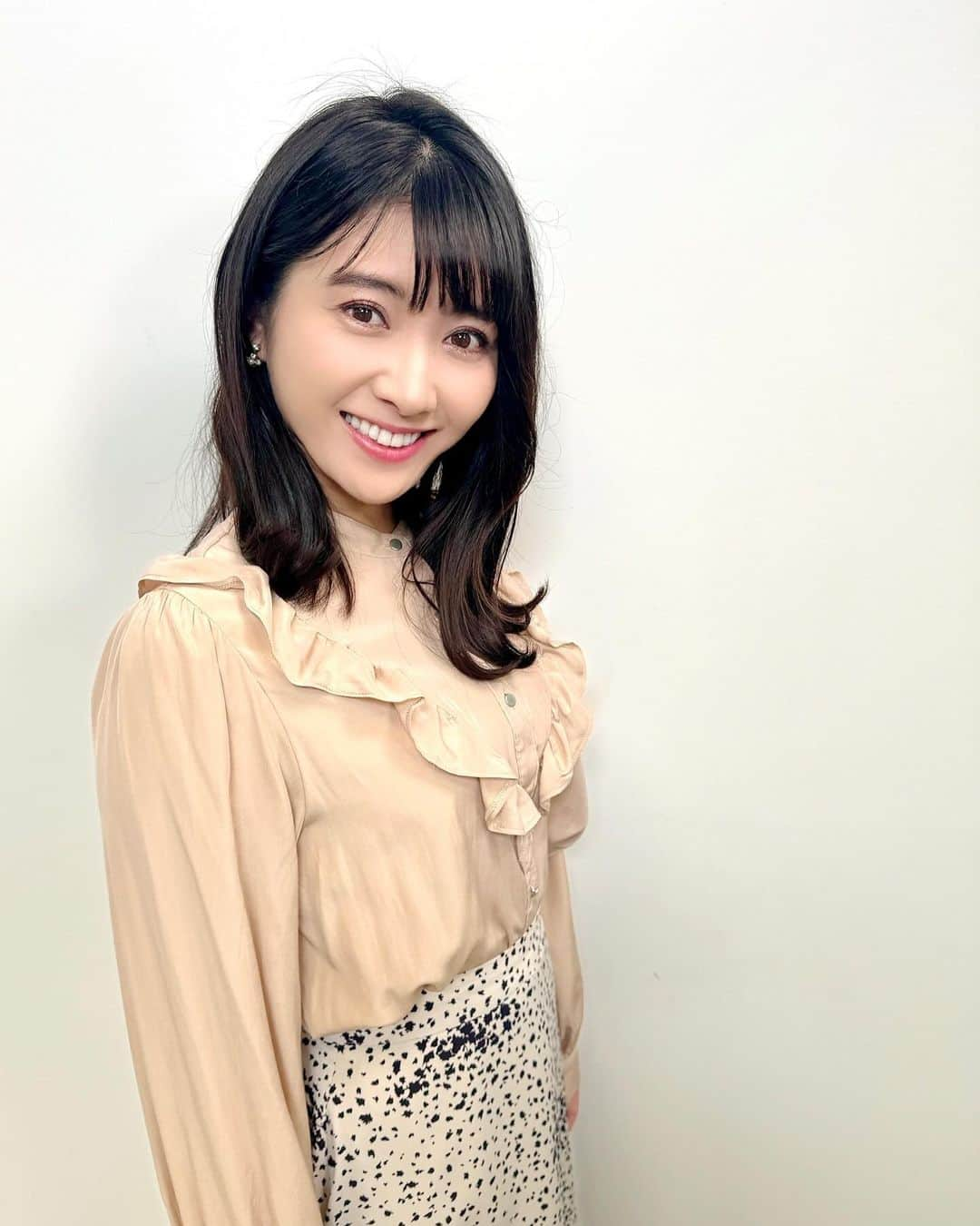 久保井朝美のインスタグラム：「💇‍♀️ 最近ハマってる髪型🫶  全体的に外ハネにして 顔周りや表面だけ 外巻きにしています❤️  2つ前に投稿した 岡崎城の写真の方が 分かりやすいかも🤔  「#おかざき宵まいり」 今日始まったそうです🏯✨  #外ハネロブ #外ハネアレンジ #外ハネヘア #フリルブラウス #柄スカート #秋冬コーディネート #大人可愛いファッション #小さいサイズ #冬メイク #アナウンサー衣装 #久保井朝美 #天気予報 #城ガール #岡崎城 #お城好き」