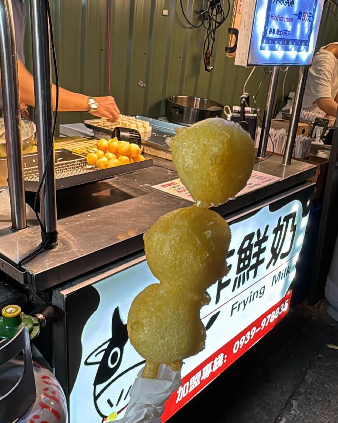 UKAさんのインスタグラム写真 - (UKAInstagram)「2度目ましての夜市🏮 大好きな屋台がずらーーっと並んでて 興奮が止まらない夜市🏮🩷😍 tiktokでまわってきて気になってた 牛乳ボール🐄片手に揚げ餅🥖笑 食べすぎてこめかみ動かしすぎて ビーニーが上へ上へとあがってる私🤣笑  #taiwan #trip #台湾 #士林夜市」11月25日 18時51分 - d28_uka
