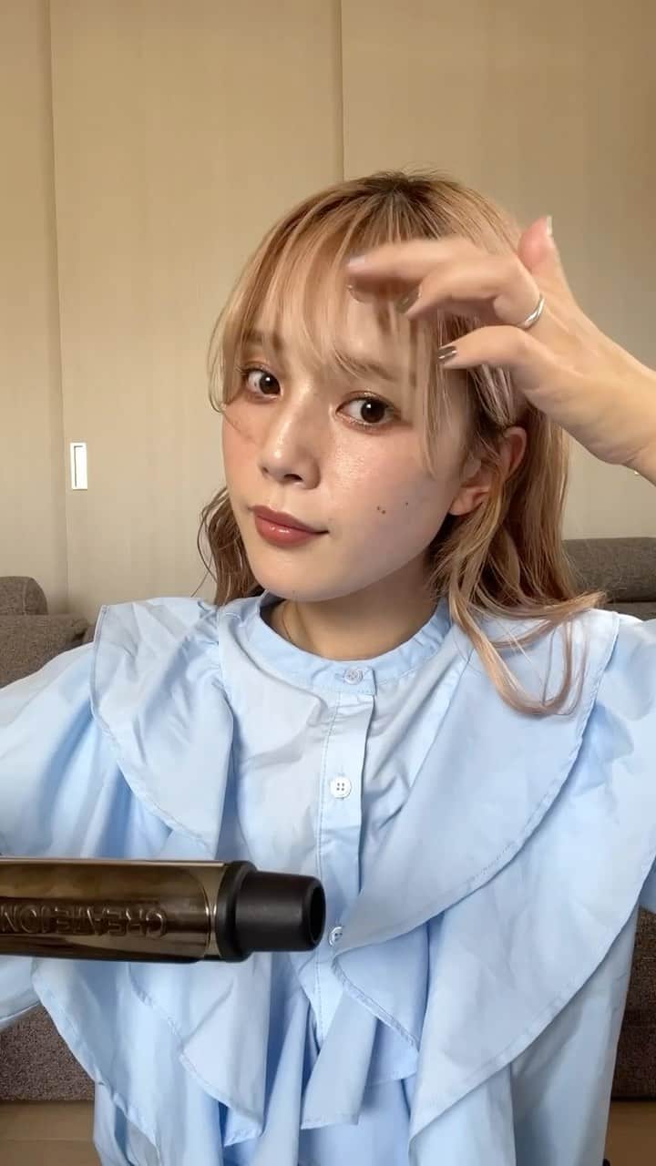 兼井遼のインスタグラム：「前髪の巻き方＊ ぜひ参考にしてみてください✌︎  柔らかいヘアがすき＊  柔らかくほつれるヘア😌  ツヤのある 暗くても透明のある カラーならお任せください☺️  11月12月のご予約も まだまだお取りできます🙇🏻  ご質問などは コメントにてお問い合わせください！😌  #ケアカラー  #ヘアアレンジ  #ケアダブルカラー  #巻き方  #髪質改善カラー  #イルミナカラー  #ミルクティーベージュ #グレージュ  #ケアブリーチ  #ハイライトカラー  #ハイトーンカラー  #ブリーチ  #ダブルカラー   #インナーカラー  #オリーブアッシュ  #グラデーションカラー  #グレージュカラー  #ツヤトーン  #パーマ  #艶髪  #外国人風  #髪質改善トリートメント  #くびれヘア  #シースルーバング  #髪質改善  #ラベンダーグレージュ  #オリーブグレージュ  #トリートメント  #ヘアアクセサリー　#インナーハイライト」