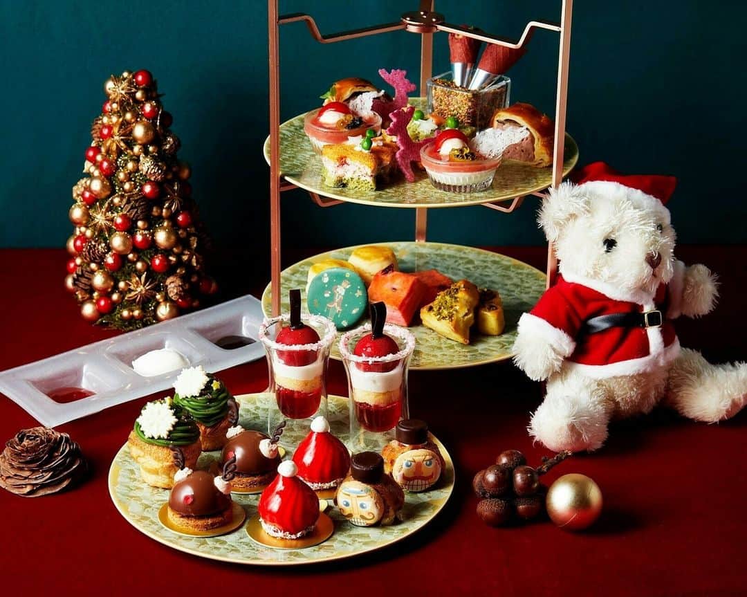 レッツエンジョイ東京のインスタグラム：「クリスマス限定！アフタヌーンティー&ビュッフェまとめ🎅🎄  クリスマスならではの特別メニューが食べられる、オススメのホテルを厳選して紹介します👇  📷1・2枚目 クリスマスアフタヌーンティー @shangrila_tokyo 📅12/1(金)～12/25(月) 🔸シャングリ・ラ 東京 🚉東京  📷3・4枚目 ロイヤルスノーパール アフタヌーンティー @stringsomotesandoh 📅開催中～12/25(月) 🔸ザ ストリングス 表参道 🚉表参道  📷5・6枚目 ノエル・ルージュ アフタヌーンティー ブッフェ @grandhyatttokyo 📅12/1(金)～12/25(月) 🔸グランド ハイアット 東京 🚉六本木  📷7・8枚目 マーブルラウンジスイーツビュッフェ「King ＆ Queen のクリスマス」 @hiltontokyo 📅開催中～12/26(火) 🔸ヒルトン東京 🚉西新宿  📷9・10枚目 ラブ・クリスマス・スイーツビュッフェ @conrad_tokyo 📅開催中～12/25(月) ※毎週土曜・日曜、祝日開催。 🔸コンラッド東京 🚉汐留  #レッツエンジョイ東京 #おでかけ #おでかけスポット #東京 #デート #デートスポット #東京観光 #東京イベント #期間限定イベント #冬 #アフタヌーンティー #東京アフタヌーンティー #クリスマスアフタヌーンティー #クリスマス #クリスマスデート #東京クリスマス #ビュッフェ #ブッフェ #クリスマスビュッフェ  #christmas #クリスマススイーツ #クリスマスメニュー #ホテルアフタヌーンティー #ホテルビュッフェ #ホテルスイーツ #シャングリラホテル東京 #ザストリングス表参道 #グランドハイアット東京 #ヒルトン東京 #コンラッド東京」