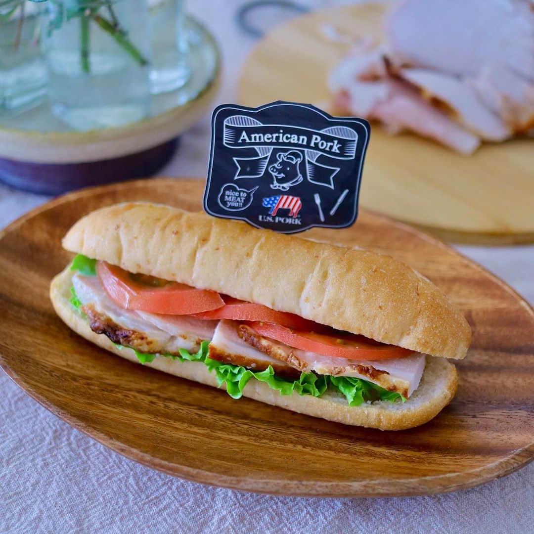 maki ogawaさんのインスタグラム写真 - (maki ogawaInstagram)「#ローストポークアンバサダー です。  美味しいローストポークが焼き上がりました😋  白味噌と刻んだ舞茸に豚の塊肉を 一晩漬け込んでオーブンで焼くだけ❤️😍🥰 玉ねぎ、じゃがいも、舞茸も一緒にオーブンで 焼きました。  豚肉がしっとり😍  白味噌の発酵の力と　 舞茸のタンパク質分解酵素で ポークの塊肉が柔らかくなります。  薄くスライスして サンドイッチに。  簡単なのに 豪華に見えるのが嬉しい。 映えるます☺️  クリスマス🎄 お正月🎍にも活躍しそうなレシピです😍  その他レシピは @americanmeatjapan  @gochipo_jp でチェック☑️❣️  #アメリカンポーク #ローストポークアンバサダー #roastporkisamericanpork #pr #お昼ごはん  #ランチ  #ワンプレート #映えランチ #サンドイッチ # パンランチ #ローストポーク  #ローストポークサンド」11月25日 18時55分 - cuteobento