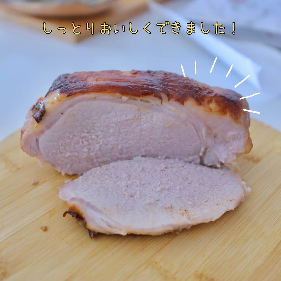 maki ogawaさんのインスタグラム写真 - (maki ogawaInstagram)「#ローストポークアンバサダー です。  美味しいローストポークが焼き上がりました😋  白味噌と刻んだ舞茸に豚の塊肉を 一晩漬け込んでオーブンで焼くだけ❤️😍🥰 玉ねぎ、じゃがいも、舞茸も一緒にオーブンで 焼きました。  豚肉がしっとり😍  白味噌の発酵の力と　 舞茸のタンパク質分解酵素で ポークの塊肉が柔らかくなります。  薄くスライスして サンドイッチに。  簡単なのに 豪華に見えるのが嬉しい。 映えるます☺️  クリスマス🎄 お正月🎍にも活躍しそうなレシピです😍  その他レシピは @americanmeatjapan  @gochipo_jp でチェック☑️❣️  #アメリカンポーク #ローストポークアンバサダー #roastporkisamericanpork #pr #お昼ごはん  #ランチ  #ワンプレート #映えランチ #サンドイッチ # パンランチ #ローストポーク  #ローストポークサンド」11月25日 18時55分 - cuteobento