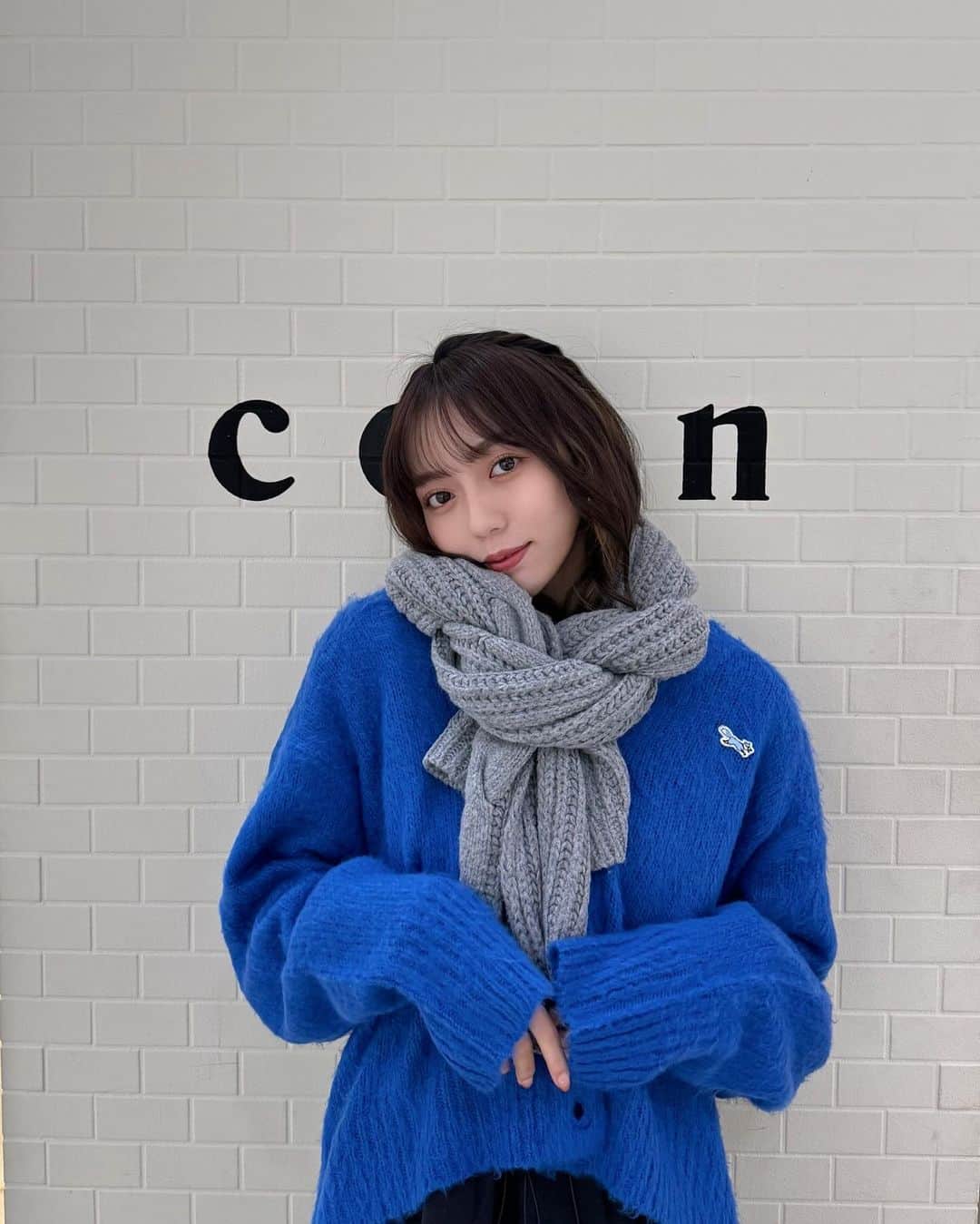 野島樺乃さんのインスタグラム写真 - (野島樺乃Instagram)「@coen_official 🦊💙 . . . coenさんでコーディネート🧣 カジュアルな黒ワンピに青のニットカーディガンを合わせて グレーのマフラーで女の子らしさを足してみました…♡ . . . 青ニットカーディガンの 🦊ワンポイントマークが個人的好きなpoint！ . . .  #coen #coenstyling  #コーエン #コーエンコーデ」11月25日 18時55分 - nojimakano_0906