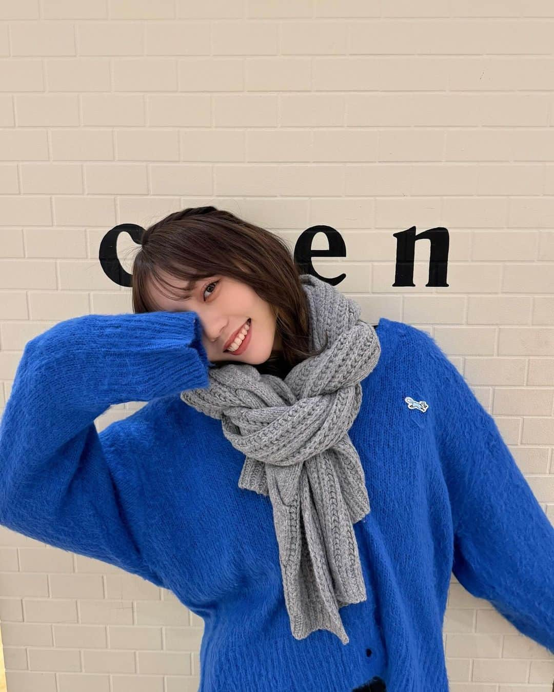 野島樺乃さんのインスタグラム写真 - (野島樺乃Instagram)「@coen_official 🦊💙 . . . coenさんでコーディネート🧣 カジュアルな黒ワンピに青のニットカーディガンを合わせて グレーのマフラーで女の子らしさを足してみました…♡ . . . 青ニットカーディガンの 🦊ワンポイントマークが個人的好きなpoint！ . . .  #coen #coenstyling  #コーエン #コーエンコーデ」11月25日 18時55分 - nojimakano_0906