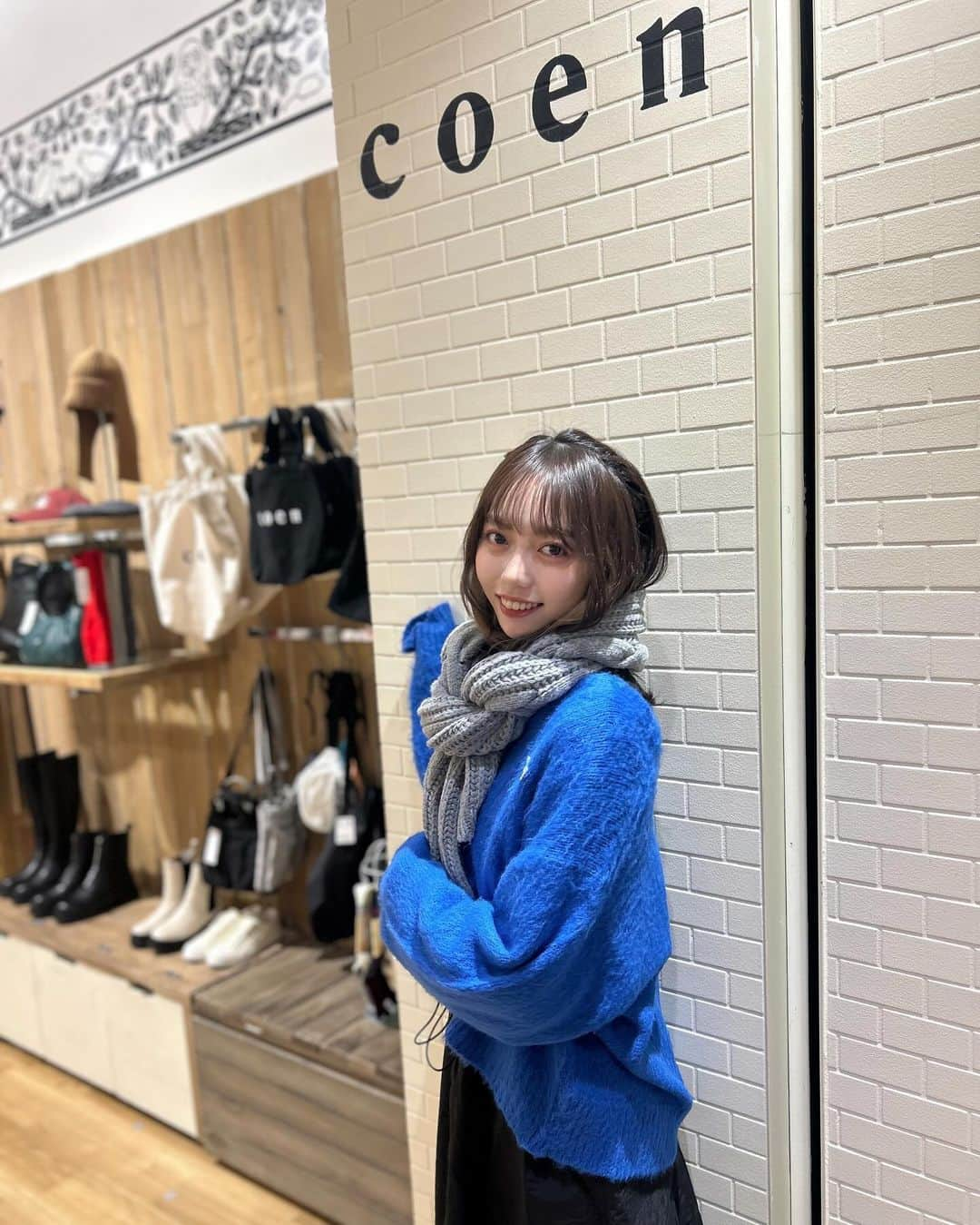 野島樺乃さんのインスタグラム写真 - (野島樺乃Instagram)「@coen_official 🦊💙 . . . coenさんでコーディネート🧣 カジュアルな黒ワンピに青のニットカーディガンを合わせて グレーのマフラーで女の子らしさを足してみました…♡ . . . 青ニットカーディガンの 🦊ワンポイントマークが個人的好きなpoint！ . . .  #coen #coenstyling  #コーエン #コーエンコーデ」11月25日 18時55分 - nojimakano_0906