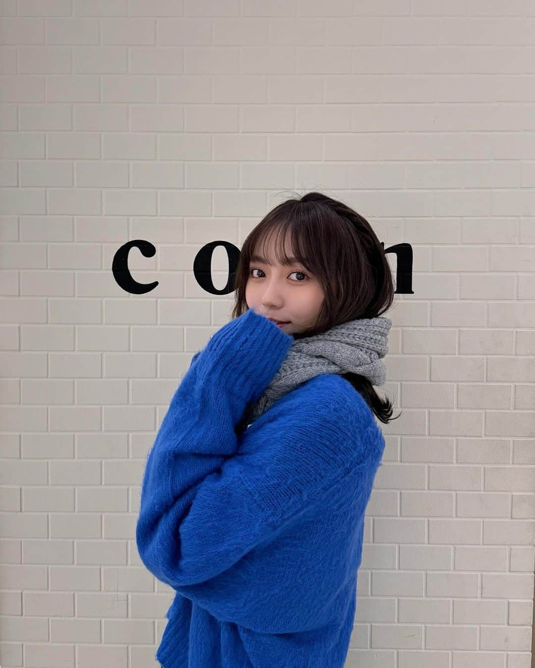 野島樺乃さんのインスタグラム写真 - (野島樺乃Instagram)「@coen_official 🦊💙 . . . coenさんでコーディネート🧣 カジュアルな黒ワンピに青のニットカーディガンを合わせて グレーのマフラーで女の子らしさを足してみました…♡ . . . 青ニットカーディガンの 🦊ワンポイントマークが個人的好きなpoint！ . . .  #coen #coenstyling  #コーエン #コーエンコーデ」11月25日 18時55分 - nojimakano_0906