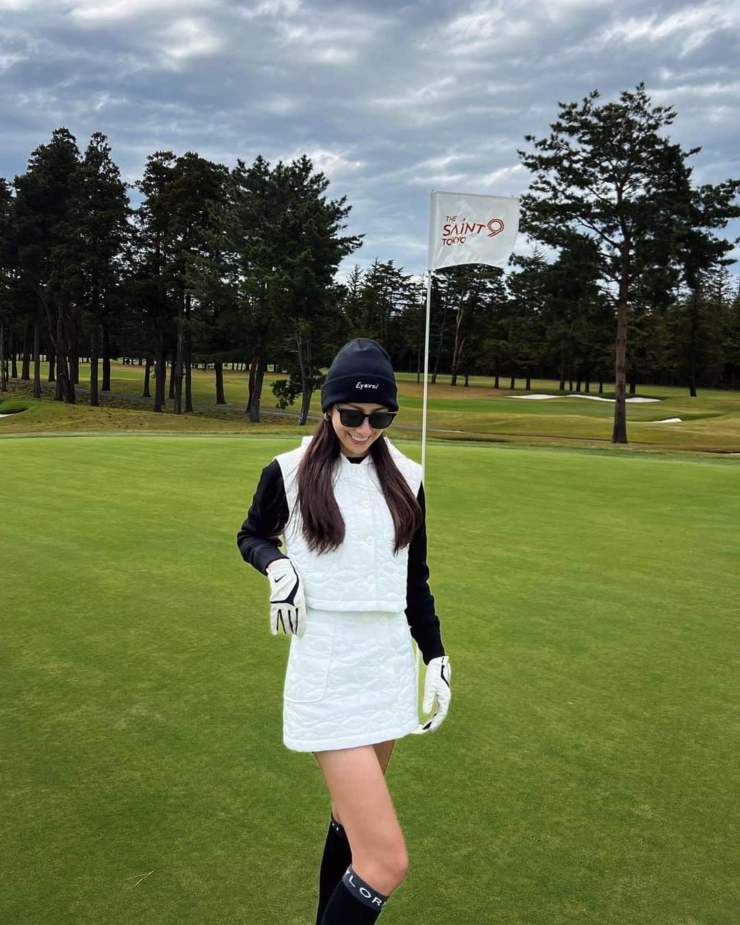 雨宮みずきのインスタグラム：「golf⛳️  ウェア... @douxavenir_golf  サングラス/ニット帽/サンバイザー... @eyevol_official   2023/10/30のとあるコンペで 人生初バーディーとスコア93で自己ベスト更新😆⛳️ しかもゴルフ場は人生で初めて ゴルフデビューした千葉バーディーでした！！ 記念の動画は1番最後に🤣  この時の動画よりも今はフォーム大改造してるから 定着して安定してきたらまとめて載せようかな❗️ まだまだ自分の納得いくフォームでは打ててないので😭  定期的に練習にも行き 月に1回以上はコースに出るようになって約1年！ もっと上達して誰と回っても恥ずかしく無いように頑張る💪 ゴルフ欲があがった証拠としてインスタの虫眼鏡は🔍 ゴルフ動画ばっかり🤣⛳️ (可愛い女子かワンチャンか赤ちゃん、もしくは心に響くポエム系w)  へたっぴでもよければどんどん誘ってください🤣🏌️‍♀️  #ゴルフ #golf #ゴルフ女子 #ゴルフウェア #ゴルフコーデ #eyevol #アイヴォル #アイヴォルサングラス #douxavenir_golf #douxavenir」