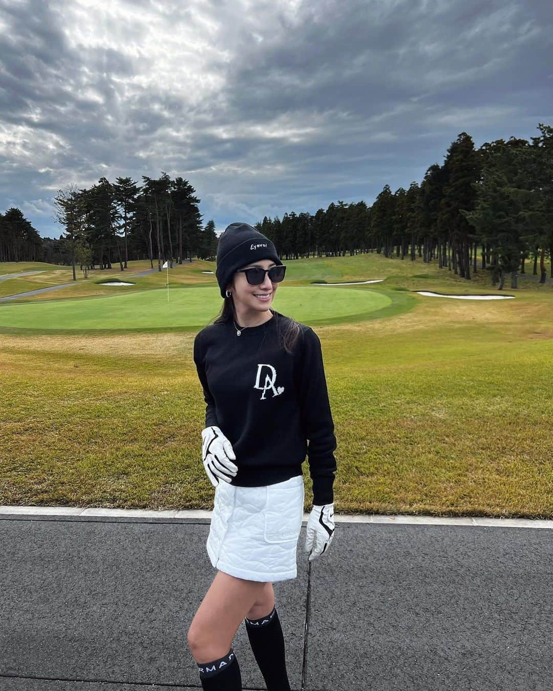 雨宮みずきさんのインスタグラム写真 - (雨宮みずきInstagram)「golf⛳️  ウェア... @douxavenir_golf  サングラス/ニット帽/サンバイザー... @eyevol_official   2023/10/30のとあるコンペで 人生初バーディーとスコア93で自己ベスト更新😆⛳️ しかもゴルフ場は人生で初めて ゴルフデビューした千葉バーディーでした！！ 記念の動画は1番最後に🤣  この時の動画よりも今はフォーム大改造してるから 定着して安定してきたらまとめて載せようかな❗️ まだまだ自分の納得いくフォームでは打ててないので😭  定期的に練習にも行き 月に1回以上はコースに出るようになって約1年！ もっと上達して誰と回っても恥ずかしく無いように頑張る💪 ゴルフ欲があがった証拠としてインスタの虫眼鏡は🔍 ゴルフ動画ばっかり🤣⛳️ (可愛い女子かワンチャンか赤ちゃん、もしくは心に響くポエム系w)  へたっぴでもよければどんどん誘ってください🤣🏌️‍♀️  #ゴルフ #golf #ゴルフ女子 #ゴルフウェア #ゴルフコーデ #eyevol #アイヴォル #アイヴォルサングラス #douxavenir_golf #douxavenir」11月25日 18時57分 - ammymzk0926