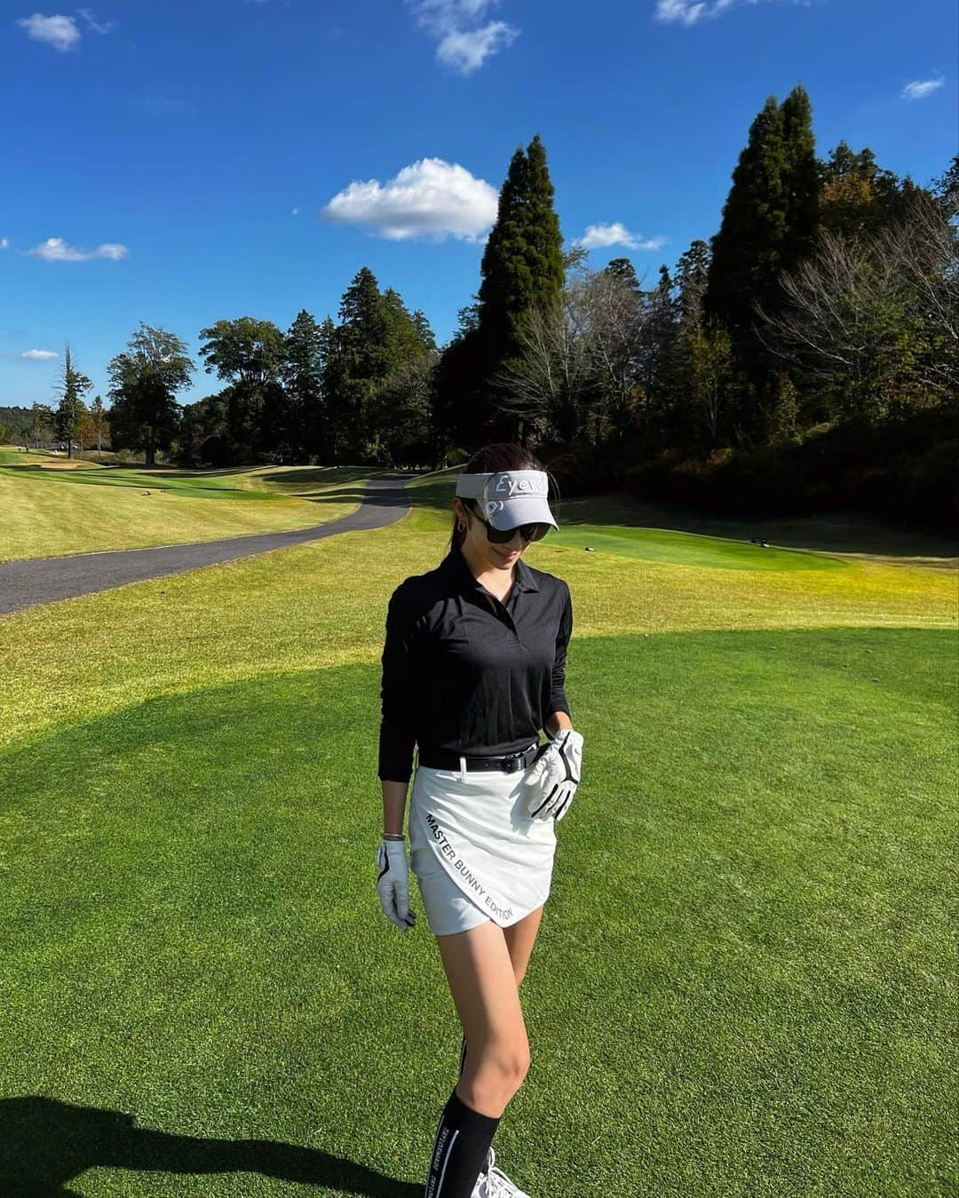 雨宮みずきさんのインスタグラム写真 - (雨宮みずきInstagram)「golf⛳️  ウェア... @douxavenir_golf  サングラス/ニット帽/サンバイザー... @eyevol_official   2023/10/30のとあるコンペで 人生初バーディーとスコア93で自己ベスト更新😆⛳️ しかもゴルフ場は人生で初めて ゴルフデビューした千葉バーディーでした！！ 記念の動画は1番最後に🤣  この時の動画よりも今はフォーム大改造してるから 定着して安定してきたらまとめて載せようかな❗️ まだまだ自分の納得いくフォームでは打ててないので😭  定期的に練習にも行き 月に1回以上はコースに出るようになって約1年！ もっと上達して誰と回っても恥ずかしく無いように頑張る💪 ゴルフ欲があがった証拠としてインスタの虫眼鏡は🔍 ゴルフ動画ばっかり🤣⛳️ (可愛い女子かワンチャンか赤ちゃん、もしくは心に響くポエム系w)  へたっぴでもよければどんどん誘ってください🤣🏌️‍♀️  #ゴルフ #golf #ゴルフ女子 #ゴルフウェア #ゴルフコーデ #eyevol #アイヴォル #アイヴォルサングラス #douxavenir_golf #douxavenir」11月25日 18時57分 - ammymzk0926