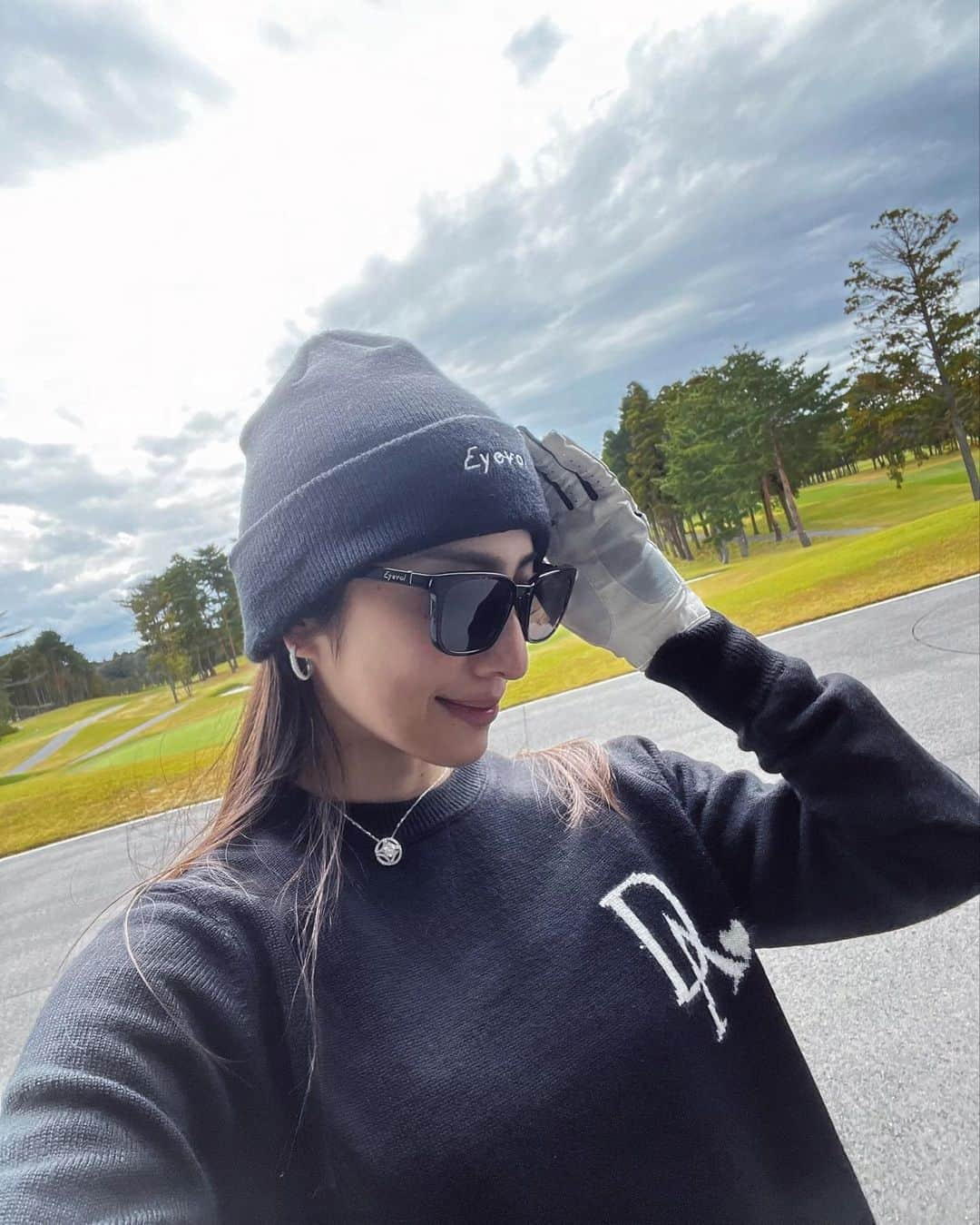 雨宮みずきさんのインスタグラム写真 - (雨宮みずきInstagram)「golf⛳️  ウェア... @douxavenir_golf  サングラス/ニット帽/サンバイザー... @eyevol_official   2023/10/30のとあるコンペで 人生初バーディーとスコア93で自己ベスト更新😆⛳️ しかもゴルフ場は人生で初めて ゴルフデビューした千葉バーディーでした！！ 記念の動画は1番最後に🤣  この時の動画よりも今はフォーム大改造してるから 定着して安定してきたらまとめて載せようかな❗️ まだまだ自分の納得いくフォームでは打ててないので😭  定期的に練習にも行き 月に1回以上はコースに出るようになって約1年！ もっと上達して誰と回っても恥ずかしく無いように頑張る💪 ゴルフ欲があがった証拠としてインスタの虫眼鏡は🔍 ゴルフ動画ばっかり🤣⛳️ (可愛い女子かワンチャンか赤ちゃん、もしくは心に響くポエム系w)  へたっぴでもよければどんどん誘ってください🤣🏌️‍♀️  #ゴルフ #golf #ゴルフ女子 #ゴルフウェア #ゴルフコーデ #eyevol #アイヴォル #アイヴォルサングラス #douxavenir_golf #douxavenir」11月25日 18時57分 - ammymzk0926