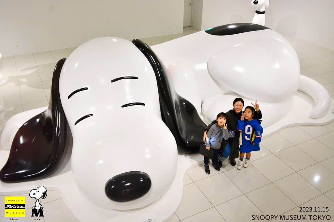 石井寛子のインスタグラム：「SNOOPY MUSEUM🐾町田  小学校の代休に 久しぶりに３人でおでかけ👯  コミック展示も 日本語訳が、添えられているので こどもたちもお話を読めて チャールズシュルツの ユーモアをみなで堪能してきました😁  慌ただしい毎日も。何気ない日常も 静と動を楽しんで、穏やかなほほえみを。  おみやげの手のひらサイズだけど 400ページに及ぶコミック本 親子でかわるがわる熟読中…📕  ✎小噺 英語の吹き出し + コマ外に日本語訳があるので 私がつたない英語で読み聞かせたところ 息子より『それいらない！』と即答。  まだ我が家には 英語教育のえの字も気配がないもようです🤣  #SNOOPY #スヌーピーミュージアム #町田グランベリーパーク #こどもと暮らす #こどもとおでかけ  #サリーが好き な娘と  #シュローダーが好き な息子と  #マーシーが好き なわたし」