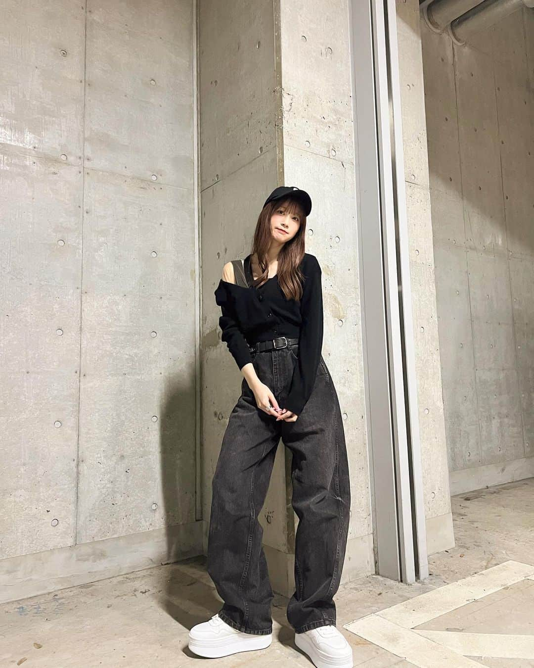 生見愛瑠さんのインスタグラム写真 - (生見愛瑠Instagram)「黒かった日の私服です。👻  そろそろクローゼットの大掃除しないとな〜。   #めるのふく」11月25日 18時58分 - meru_nukumi