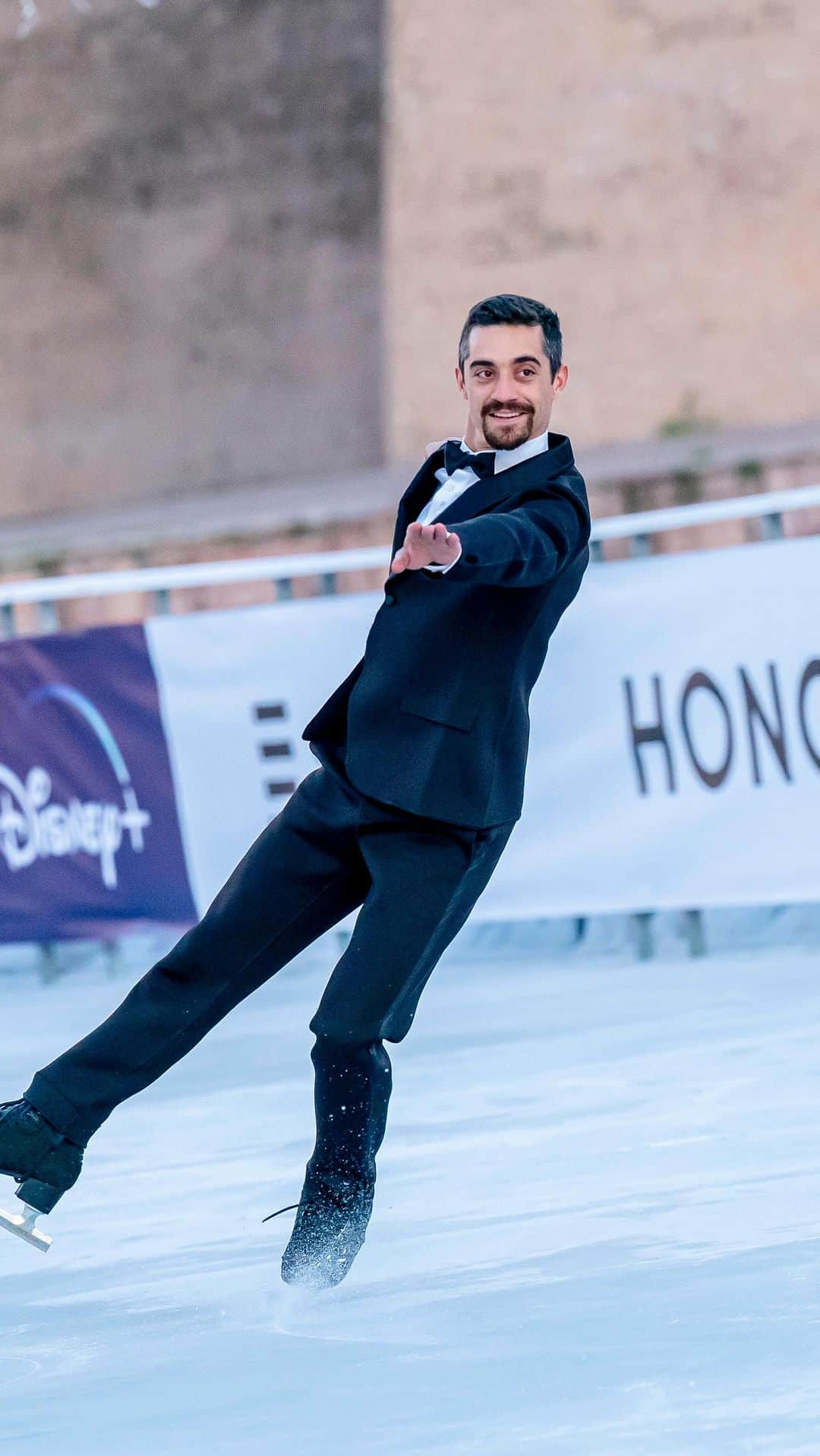 ハビエル・フェルナンデスのインスタグラム：「Comienza mi temporada favorita del año ❄️⛸️ y qué mejor que hacerlo inaugurando la @pistadehielojavierfernandez   Quería dar las gracias a todos los que vinisteis y los que hacéis posible que cada año está pista sea mucho más mágica ✨   @disneypluses  @sephora_spain  @honor_es  @iberdrola  @daikinspain  @volvocares  @pedro_gomez_madrid  @exteriorplus   #pistadehielo #pistadehielojavierfernandez #javierfernandez #icerink #skating」