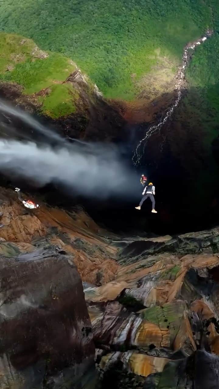 GoProのインスタグラム：「世界最大級の滝に挑戦 💪  @claudiocagnasso が世界最大の落差979メートルを誇る #エンジェルフォール でスカイダイバー達を #GoProFPV で置い撮り🚁 #GoProアワード $500受賞。 ・ ・ ・ #GoPro #GoProAwards #HyperSmooth #BASE #BASEJumping #AngelFalls #Venezuela #Waterfall #FPV #FPVDrone #エンジェル滝 #ベネズエラ #ドローン #スカイダイビング #ベースジャンプ」