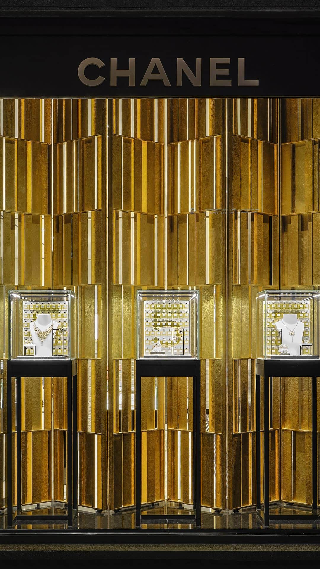 Blonde Saladのインスタグラム：「We had the opportunity to visit Chanel’s second Milanese boutique, which opens today. This is Italy’s first boutique dedicated to Fashion, Watches and Jewelry, located on the corner of Milan’s exclusive Montenapoleone and Verri streets, in the heart of the city’s Quadrilatero d’Oro. The new boutique, complementing the historic location on Via Sant’Andrea, will offer guests an immersive experience in the creative universes of Chanel Fashion, Watchmaking and Jewelry. For the occasion, the spectacular 55.55 necklace from the Haute Joaillerie “N°5” collection - set with a sparkling, custom-cut 55.55-carat diamond - a permanent element of the Maison’s historic Haute Joaillerie heritage, will be exceptionally presented.  #Chanel #Opening #Boutique #Milano #TheBlondeSalad」