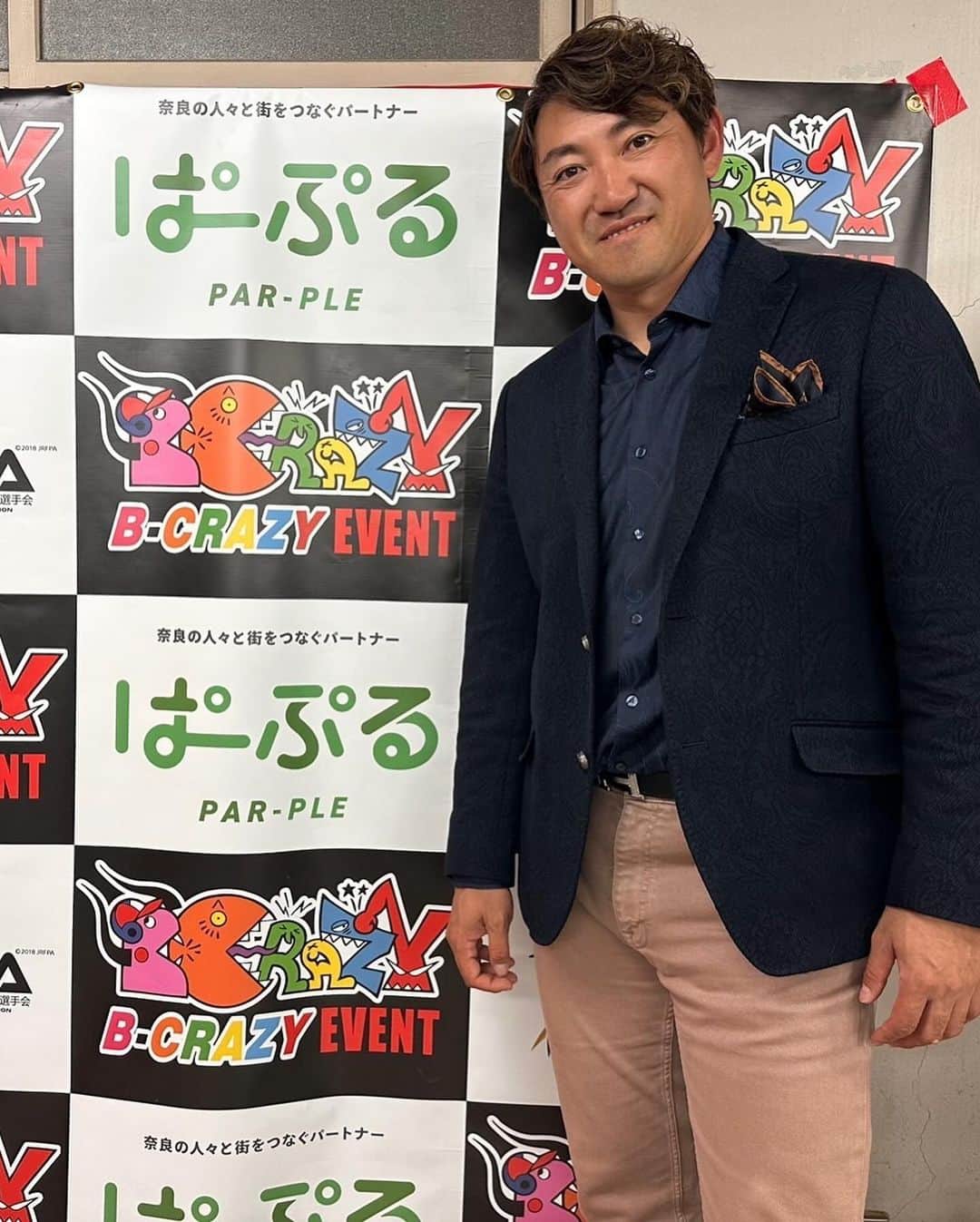 内川聖一のインスタグラム：「本日は奈良県にある野球居酒屋「ビークレイジー」さん主催のトークショー＋サイン会にゲスト出演させて頂きました。  久しぶりのトークショーでしたが、野球好きの皆さんに囲まれてあっという間の1時間でした。  お越しくださいました皆様、運営をしてくださったビークレイジーの皆様、本日はありがとうございました。  これから次のイベントの地へ飛びます✈️  #内川聖一 #元プロ野球選手 #奈良県 #ビークレイジー #トークショー」