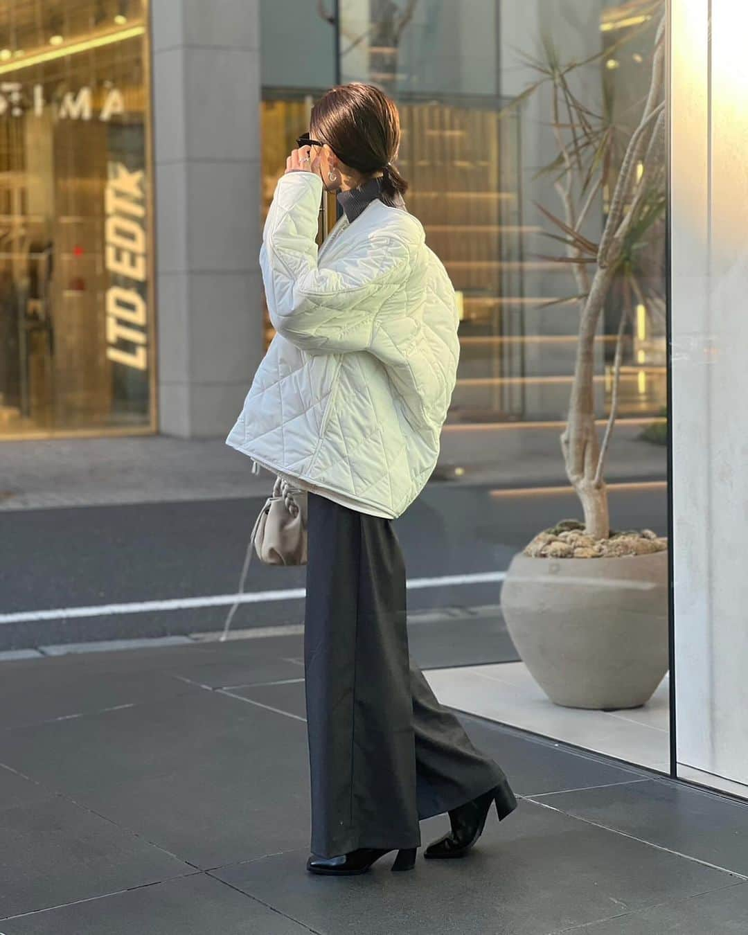 金子麻貴さんのインスタグラム写真 - (金子麻貴Instagram)「大好きなグレーのワントーンにアウターとバッグで冬っぽいホワイトカラーを差し色に❄️  アウターに挑戦しにくいホワイト系もこのショート丈なら気軽に羽織りやすい。  @opaque.clip のキルティングコートは内側に取り外しできるボアライナーがついてて暖かいのも嬉しい✨  #opaqueclip#zozo#zozotown購入品#オペークドットクリップ#タートルネックニット#ニット#ハイネックニット#コーデ#シンプルコーデ#ママコーデ#ベーシックコーデ#キルティングコート#アウター#ショートアウター」11月25日 19時10分 - mtmmaki