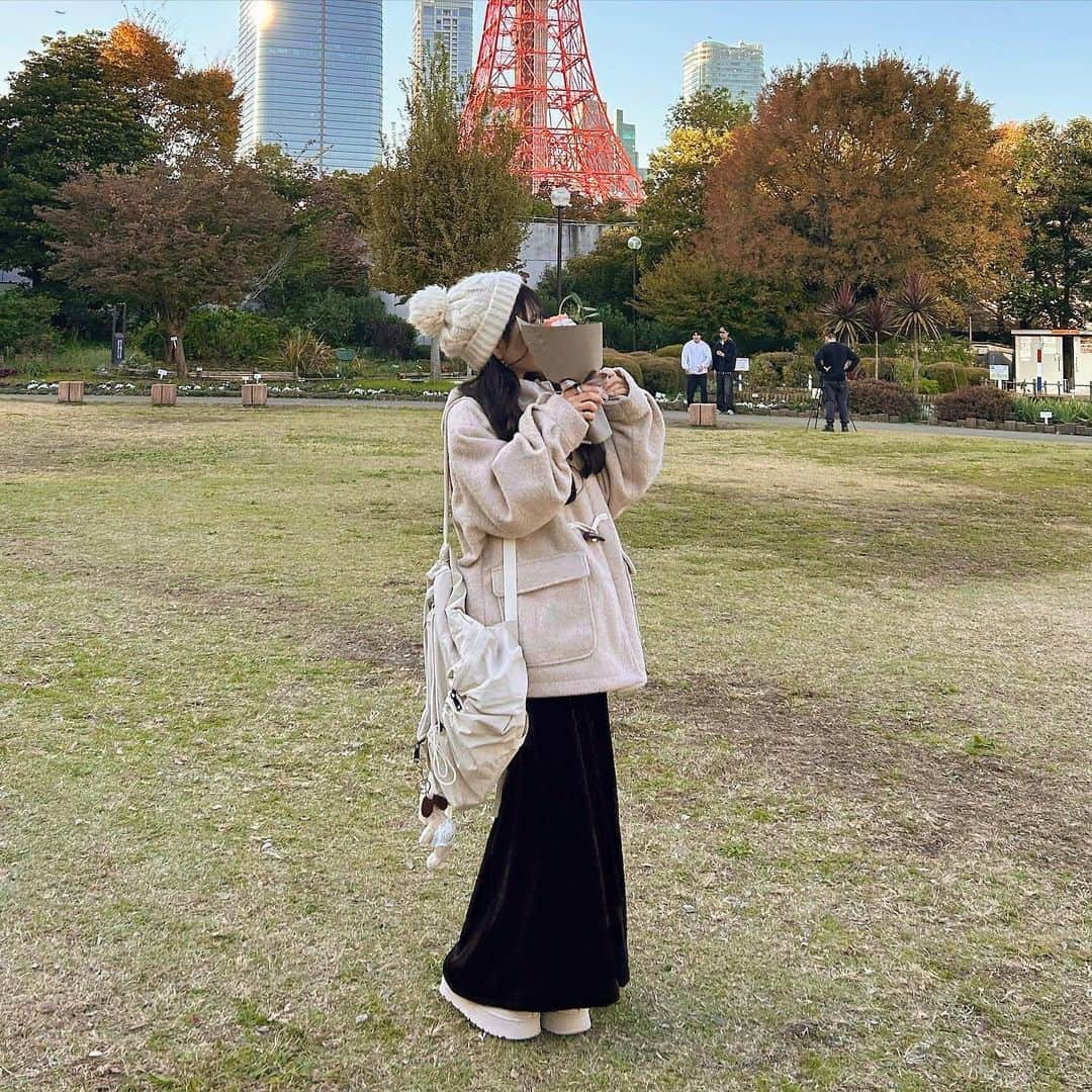 あみさんのインスタグラム写真 - (あみInstagram)「︴𝑏𝑟𝑜𝑤𝑛 𝑏𝑒𝑖𝑔𝑒 𝑐𝑜𝑜𝑟𝑑𝑖𝑛𝑎𝑡𝑒 , 𝑠𝑖𝑚𝑖𝑙𝑎𝑟𝑙𝑜𝑜𝑘  もらったお花可愛くて嬉しくて掲げた😭🤍?  ほんとに好み似てるからなんとなくで 服の雰囲気合っちゃうの流石だね🧺’-  . . . #秋ピクニック #東京ピクニック #ピクニック #芝公園 #東京タワー #秋コーデ #ピクニックコーデ #淡色コーデ #低身長コーデ #ダッフルコート #冬コーデ #ブラウンコーデ #ベージュコーデ #grl #グレイル」11月25日 19時10分 - ami___nmo