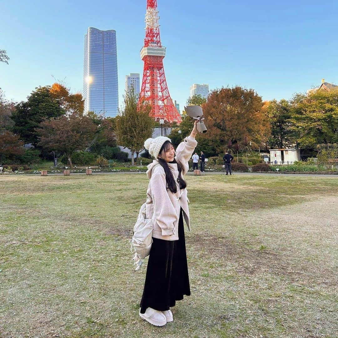 あみさんのインスタグラム写真 - (あみInstagram)「︴𝑏𝑟𝑜𝑤𝑛 𝑏𝑒𝑖𝑔𝑒 𝑐𝑜𝑜𝑟𝑑𝑖𝑛𝑎𝑡𝑒 , 𝑠𝑖𝑚𝑖𝑙𝑎𝑟𝑙𝑜𝑜𝑘  もらったお花可愛くて嬉しくて掲げた😭🤍?  ほんとに好み似てるからなんとなくで 服の雰囲気合っちゃうの流石だね🧺’-  . . . #秋ピクニック #東京ピクニック #ピクニック #芝公園 #東京タワー #秋コーデ #ピクニックコーデ #淡色コーデ #低身長コーデ #ダッフルコート #冬コーデ #ブラウンコーデ #ベージュコーデ #grl #グレイル」11月25日 19時10分 - ami___nmo