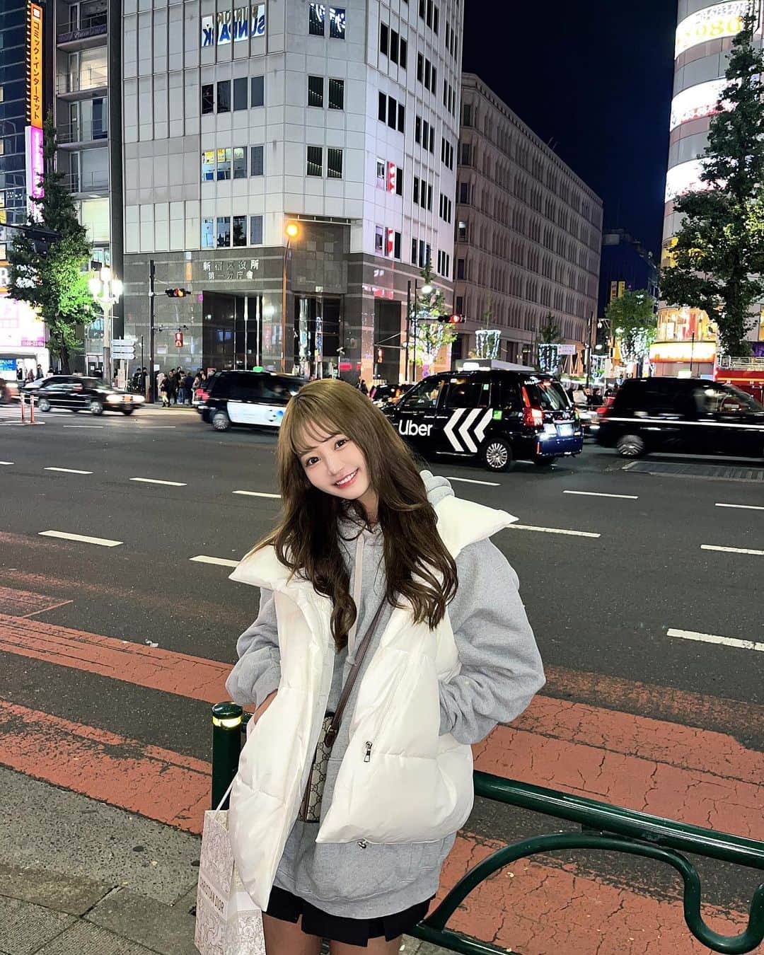 山本姫香のインスタグラム：「@__ada.official__ のダウンベストをパーカーに合わせて着てみたよー！ ニットに合わせてもカジュアルで可愛いけどパーカーはスポーティ系になって可愛い💛  #ジップ付き高機能ダウンベスト #ada.#エイダ#エイダコーデ#タイアップ#ZOZO#ZOZOTOWN#ZOZOTOWN購入品#ベスト#ダウンベスト#キルティング#秋服#大人コーデ」
