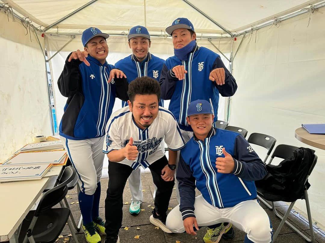 金野博和（鬼越トマホーク）さんのインスタグラム写真 - (金野博和（鬼越トマホーク）Instagram)「DeNAベイスターズファンフェスありがとうございました！！  借人競走、大喜利王MC、入江選手との喧嘩芸楽しくやらせて頂きました！  選手が試合してる間に三浦監督とLINEを交換させて頂きました笑  来年もベイスターズを応援します！！  あとベイスターズと鬼越トマホークのコラボで僕がデザインしたフライトジャケットが＋Bで販売してます！！ヨロシク！！   #ファンフェス  #baystars  #横浜DeNAベイスターズ  #三浦大輔監督  #ハマスタ  #伊藤光選手  #森原康平選手  #森敬斗選手  #益子京右選手  #来年は日本一」11月25日 19時03分 - kinno1106