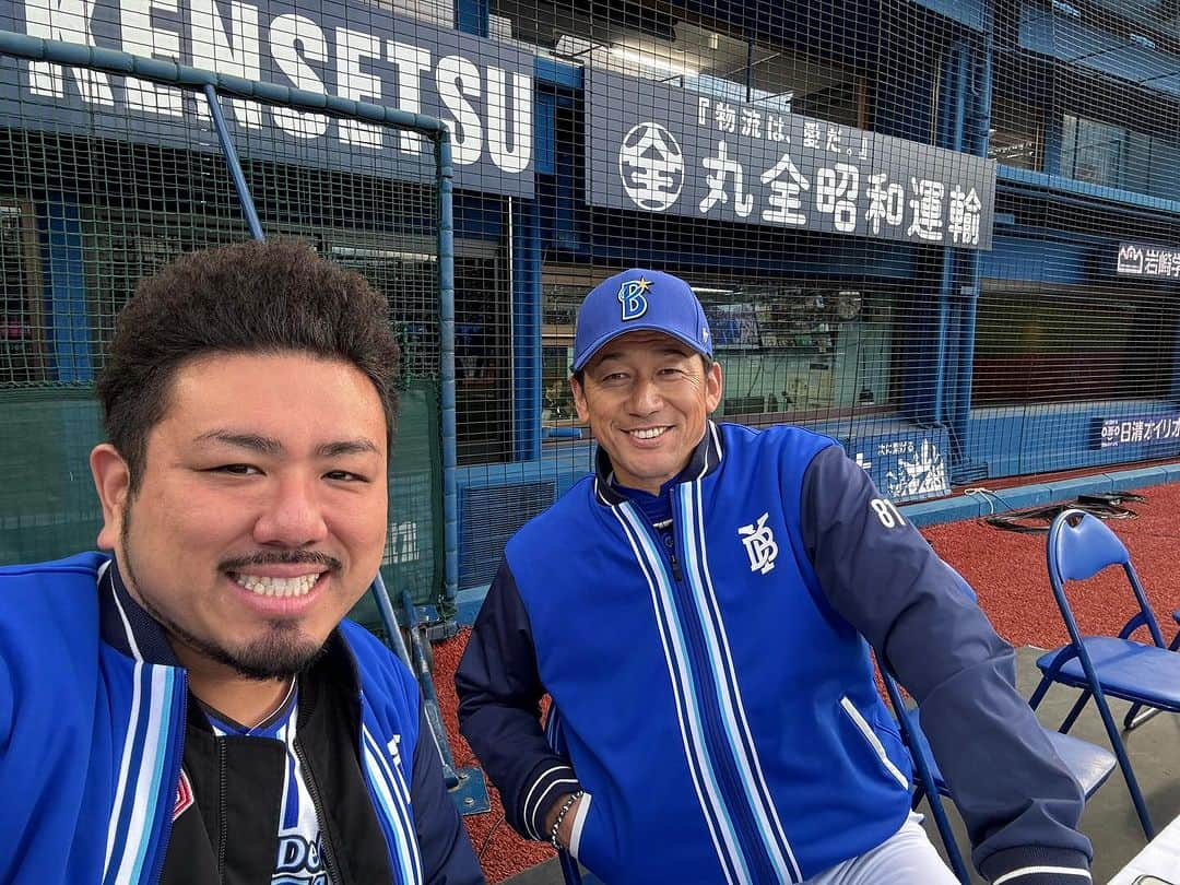 金野博和（鬼越トマホーク）のインスタグラム：「DeNAベイスターズファンフェスありがとうございました！！  借人競走、大喜利王MC、入江選手との喧嘩芸楽しくやらせて頂きました！  選手が試合してる間に三浦監督とLINEを交換させて頂きました笑  来年もベイスターズを応援します！！  あとベイスターズと鬼越トマホークのコラボで僕がデザインしたフライトジャケットが＋Bで販売してます！！ヨロシク！！   #ファンフェス  #baystars  #横浜DeNAベイスターズ  #三浦大輔監督  #ハマスタ  #伊藤光選手  #森原康平選手  #森敬斗選手  #益子京右選手  #来年は日本一」