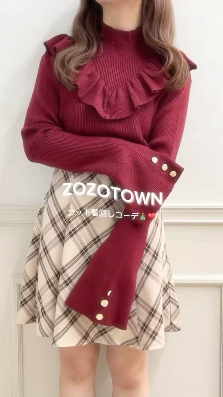 apres jour(アプレジュール) のインスタグラム：「【new arrival🎀】販売中！ ⁡ ◆1枚でもレイヤードコーデにもおすすめなフリルニット♪ ⁡ ショート丈のフレアスリーブニットです。 胸元に大きなV字フリルがついているので、 シンプルな柄にも1枚でお洒落見えするデザインとなっております！  お袖のフレア感が大人可愛いデザインで、金ボタンがついているのも高見えポイント♪ 首元はプチハイネックデザインとなっております。  ニットですが暑すぎない生地のため、 ワンピースの中にインナーとして着用することも、メインのトップスとして着用することも可能です。 アウター着用の際にも着膨れの心配なく着用いただけます。 ⁡ #フリルフレアスリーブショートニット 商品番号🔎985153 サイズ…F/XL ¥3,995(taxin) ⁡ ⁡ こちらの画像はインスタ用に加工しておりますので、カラーの雰囲気が実際の商品と異なる場合がございます。 商品ページにてカラーのご確認をお願い致します。 ⁡ #ZOZOでしか買えない #アプレジュール #アプレ部」
