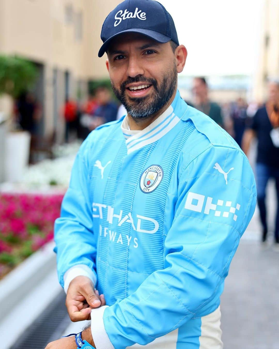 セルヒオ・アグエロさんのインスタグラム写真 - (セルヒオ・アグエロInstagram)「Switching football for Formula 1, @kunaguero? 😜   Those overalls are looking pretty swish, @mancity! 😮‍💨  #F1 #Formula1 #AbuDhabi #SergioAguero」11月25日 19時05分 - kunaguero