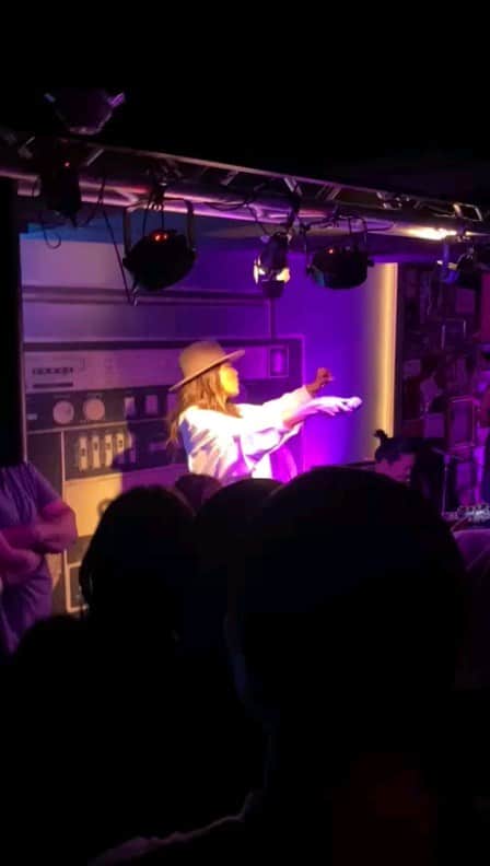 Crystal Kayのインスタグラム：「Throwback to one of my fav moments singing "Kirakuni" produced by the one and only @officialjamandlewis at my acoustic show at Ziggy in September 🙌🏾when you don't need background coz THE CROWD  GOTCHU 👏🏾👏🏾👏🏾❤️  @nozomix___ You a real one for doing this guitar only🥺  ロスでのライブでめっち好きだった瞬間。アコースティックだけど、コーラスなくてもみんなが歌ってくれるか問題無しｗ❤️❤️❤️」