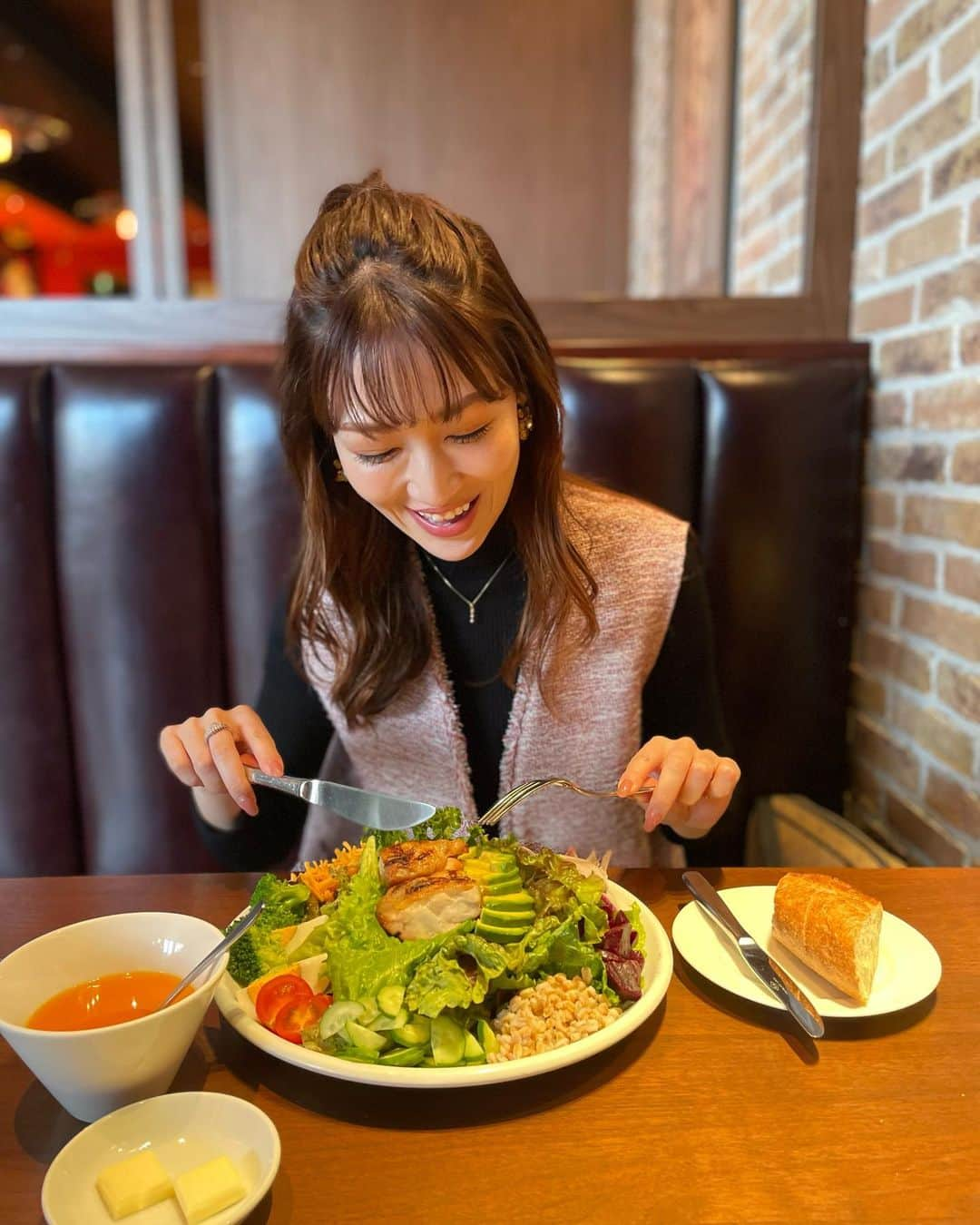 梅野舞さんのインスタグラム写真 - (梅野舞Instagram)「久しぶりの @unionsquaretokyo  シェフズサラダ🥗ランチ💕  この食べ応えあるボリュームが大好き！✨✨😋  @princessizu1201  ちゃんとゆっくりお話ができてhappy ♬ 真っ直ぐに人のことを褒める姿に 改めて素敵だなって🥰思いました✨✨ ピュアな部分も好き👏  サラダもりもり美味しかった♬  #サラダ大好き#サラダランチ#シェフズサラダ#食べ応え抜群 #ランチ#楽しい時間#friend#happy #eat#instagram #instagood #instagramjapan」11月25日 19時07分 - mai.umeno