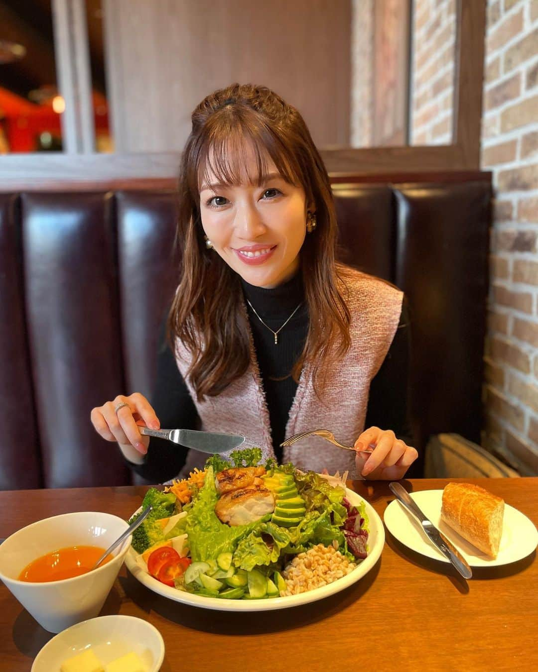 梅野舞のインスタグラム：「久しぶりの @unionsquaretokyo  シェフズサラダ🥗ランチ💕  この食べ応えあるボリュームが大好き！✨✨😋  @princessizu1201  ちゃんとゆっくりお話ができてhappy ♬ 真っ直ぐに人のことを褒める姿に 改めて素敵だなって🥰思いました✨✨ ピュアな部分も好き👏  サラダもりもり美味しかった♬  #サラダ大好き#サラダランチ#シェフズサラダ#食べ応え抜群 #ランチ#楽しい時間#friend#happy #eat#instagram #instagood #instagramjapan」