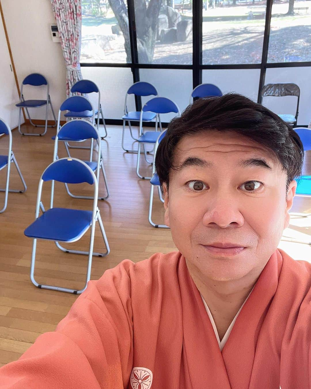 山内要さんのインスタグラム写真 - (山内要Instagram)「熊本市中央区坪井6丁目に於いて落語&終活セミナー😀でした。今日の控え室は会場の隅っこ♪私はどんな状況でもやれます😀　 #終活アドバイザー #終活セミナー #落語 #熊本市  #坪井 落語会・終活セミナー承ります」11月25日 19時09分 - keitokujiro