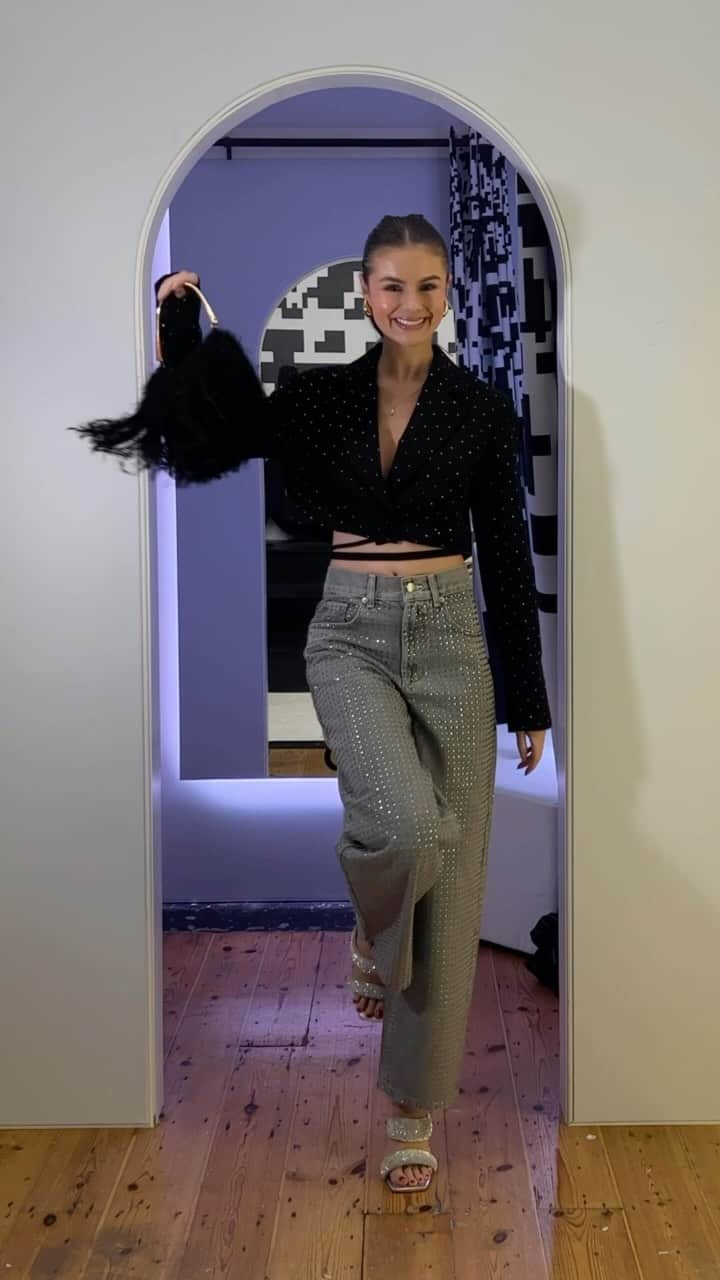 ASOSのインスタグラム：「The ASOS-ification of Aimee [she/her] 💋 Take a look inside her pop-up makeover. Walk-ins still welcome, btw. 👱‍♀️@thedrybar 💄@charlottetilbury 👗ASOS DESIGN blazer & jeans」