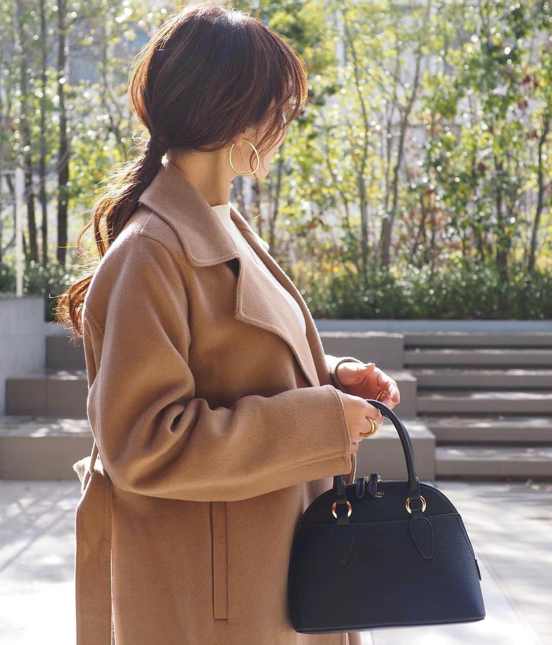 yoko178loveさんのインスタグラム写真 - (yoko178loveInstagram)「#coordinate  大好きなキャメルのコーデに バッグと靴で少しだけブラックを効かせて✨  バッグは @lowellthings  ショルダーが2パターンついていて デザインショルダーはコーデのポイントに シンプルショルダーはきれいめに合わせられる✨  ショルダーを取ればよりきれいめに お仕事にも使えそう☺︎  大きさは500mlのペットボトルが 斜めに入るくらいのサイズだから 必要な荷物がちゃんと入るの✨ 大きすぎず小さすぎずの絶妙なサイズが嬉しい🙌  休みの日にデニムとあわせても可愛いだろうなぁ♡  #lowellthings #ロウェルシングス#bag#ミニバッグ #大人カジュアル#きれいめカジュアル #きれいめコーデ #シンプルコーデ #」11月25日 19時11分 - yoko178love