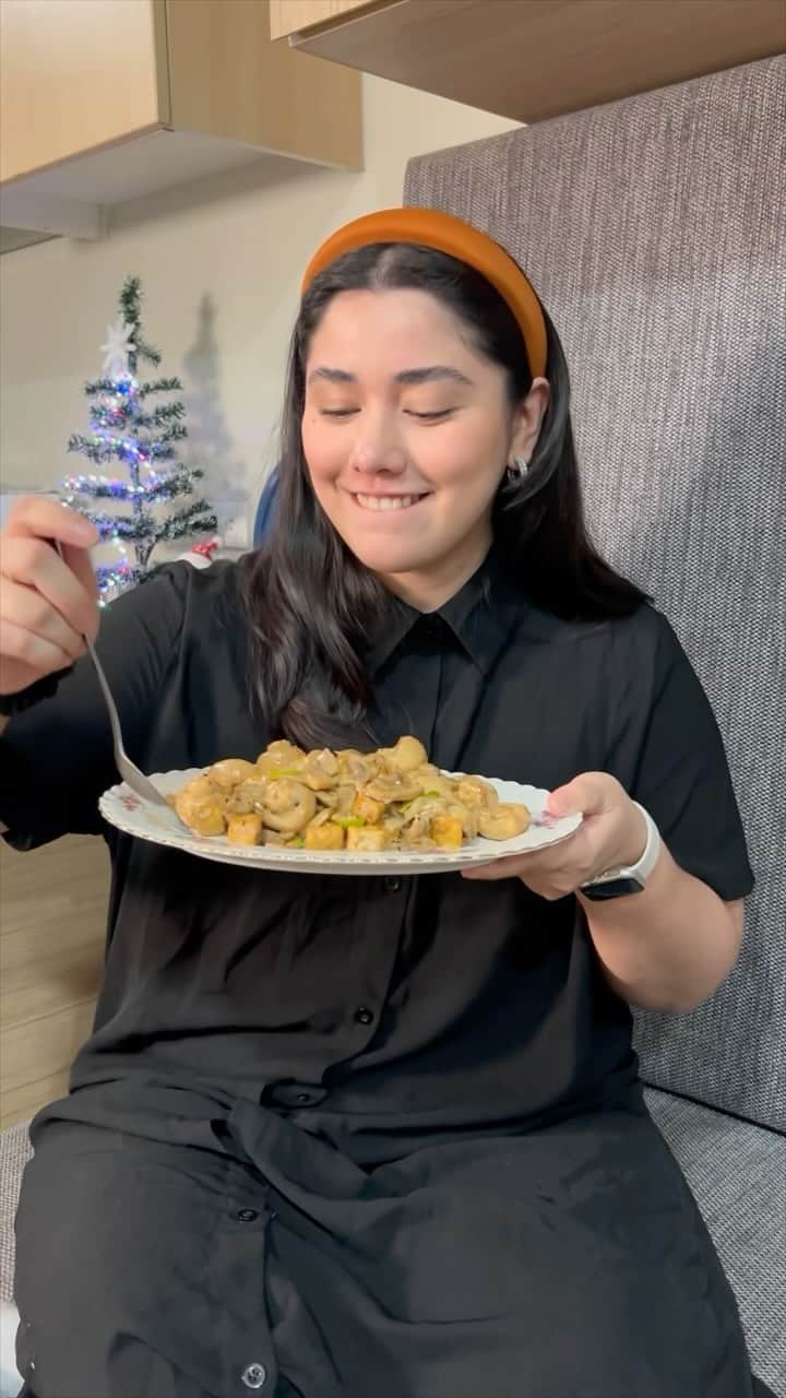 ローレン・ヤングのインスタグラム：「Mas pinasarap na Tofu and Mushroom Sisig for the holidays with Jolly Mushrooms! Give your Jolly love this Holiday season by making yummy food for your loved ones. Have a Jolly Christmas! 🎄 #JollyEats #GiveYourJollyLove #MadewithJolly」