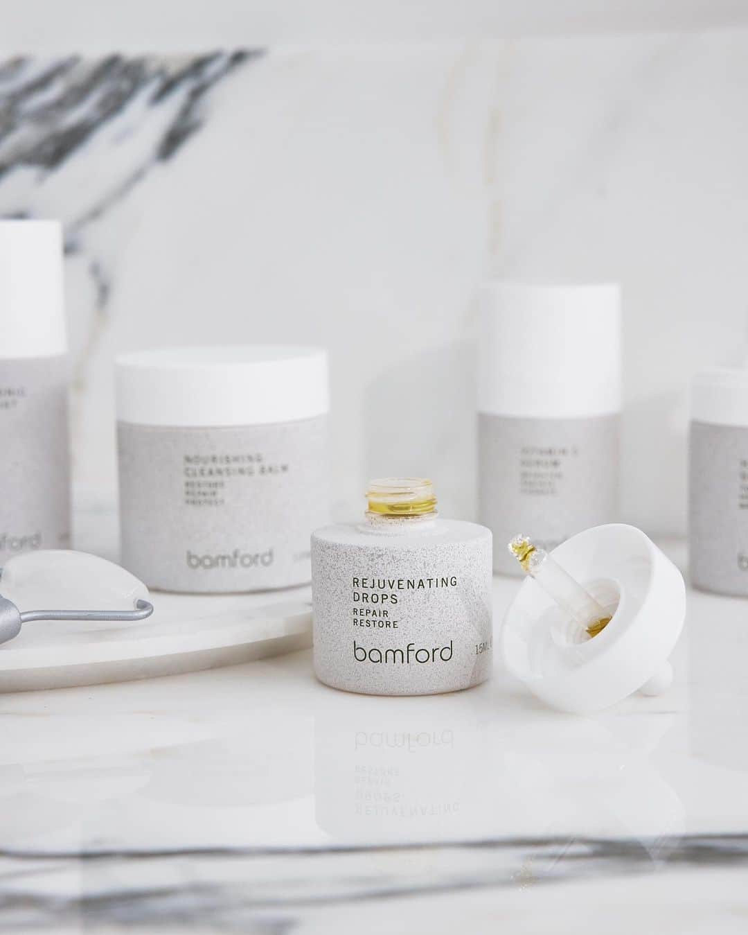 バンフォードのインスタグラム：「Just as we turn to the extra layers in colder weather, the change in season calls for an enhanced skincare routine. For overnight skin renewal, reach for our Nourishing Cleansing Oil and combine with our Rejuvenating Drops to deeply hydrate and repair as well as protect from chillier temperatures.  Shop online and save 20% off selected skincare products ✨  #bamford #wellness #skincare #seasonalskincare #winterskincare」